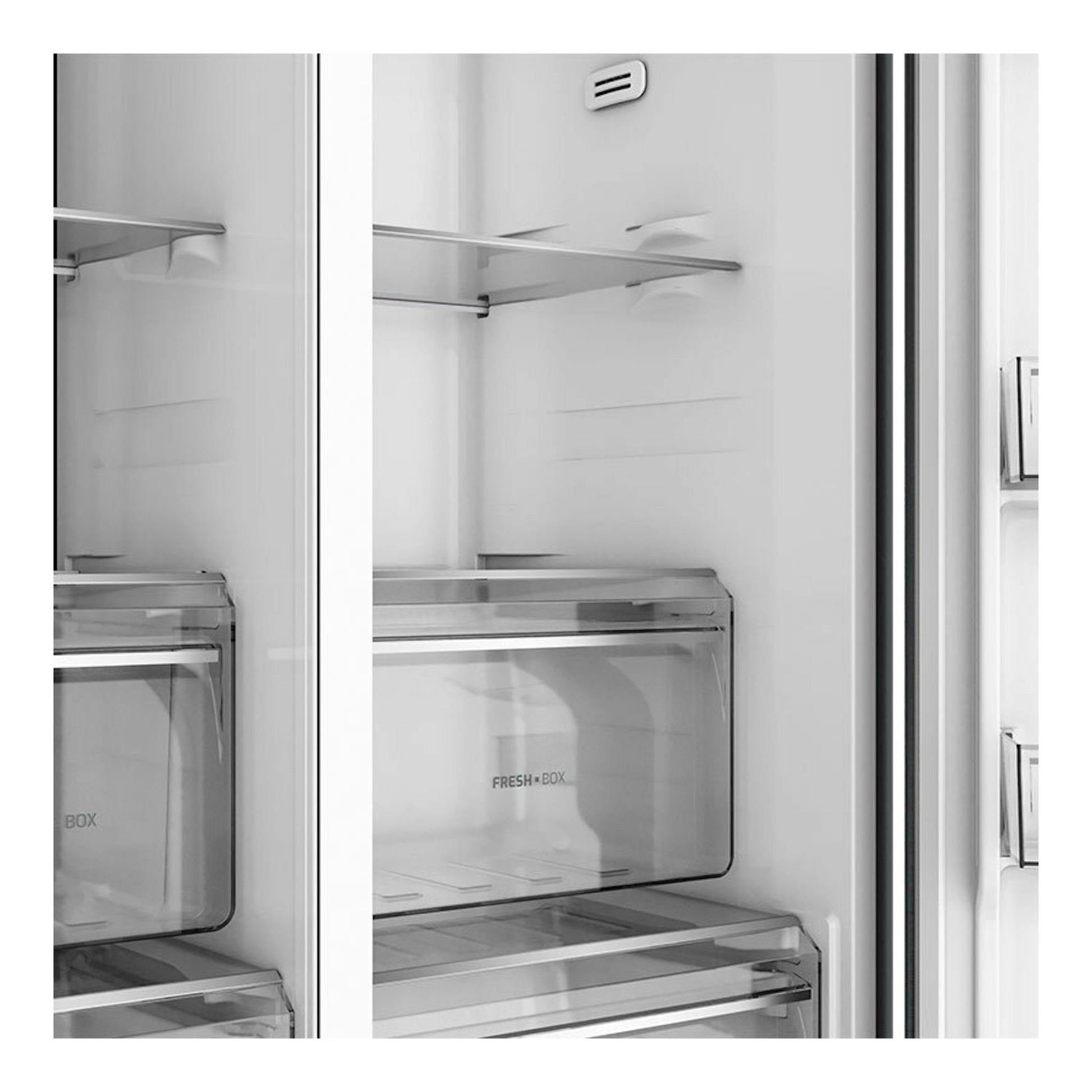 Interior de frigorífico americano Teka RLF74960SSEU inox, vista frontal, con estantes de vidrio y cajones Fresh Box.