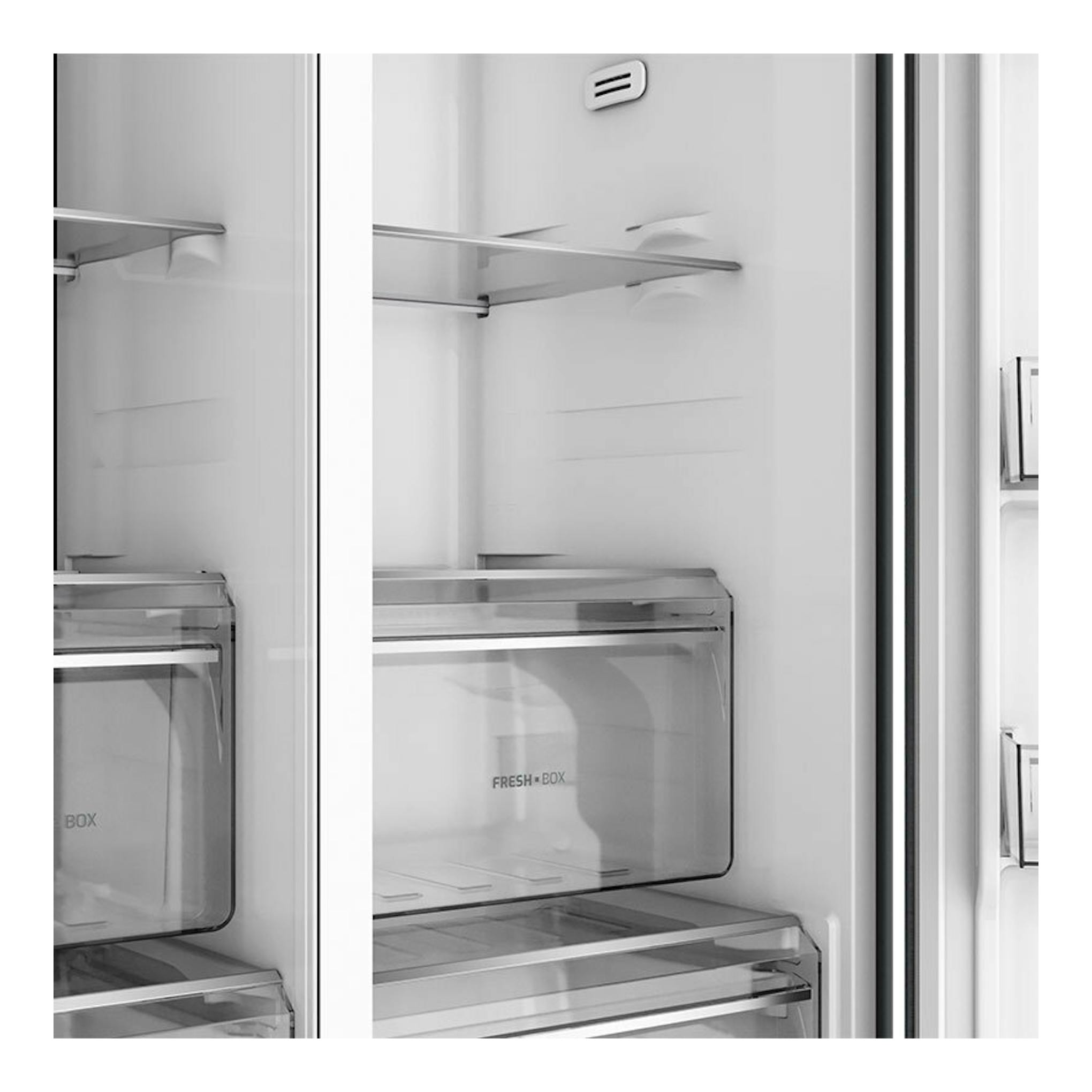 Interior de frigorífico americano Teka RLF74960SSEU inox, vista frontal, con estantes de vidrio y cajones Fresh Box.