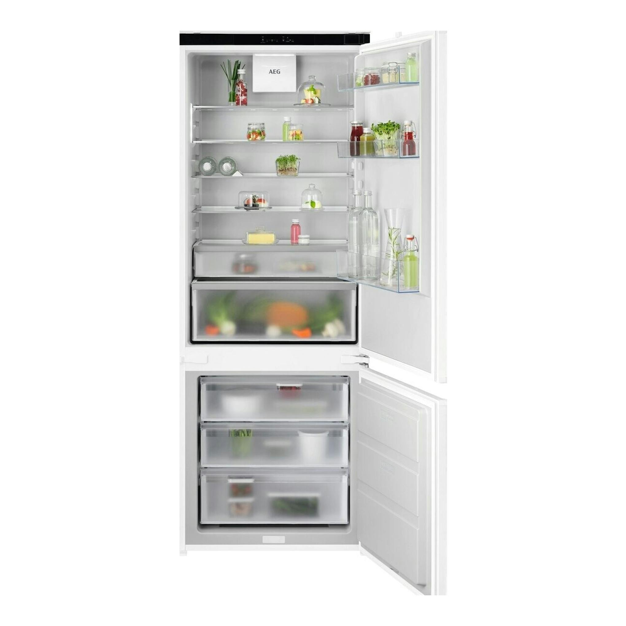 Frigorífico combi AEG NSC7T751ES blanco, visto de frente con puertas abiertas y cajones interiores visibles.