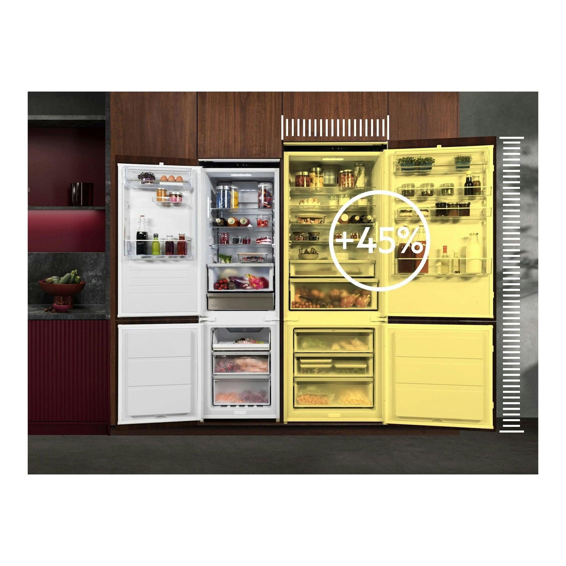 Frigorífico combi integrable AEG NSC7T751ES, vista frontal con puertas abiertas y estantes visibles.
