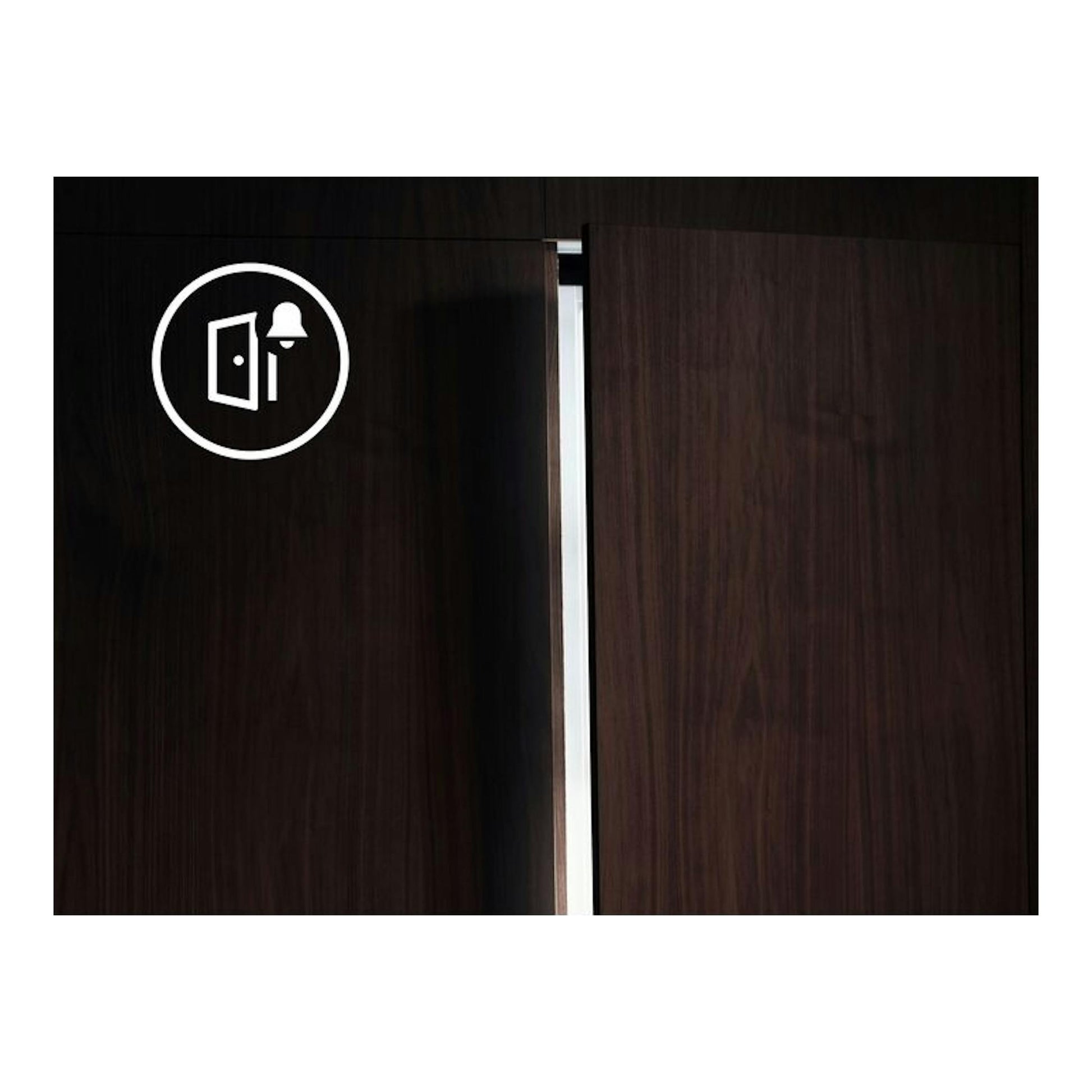 Frigorífico combi AEG NSC7T751ES integrable, vista frontal detrás de paneles de madera oscura.