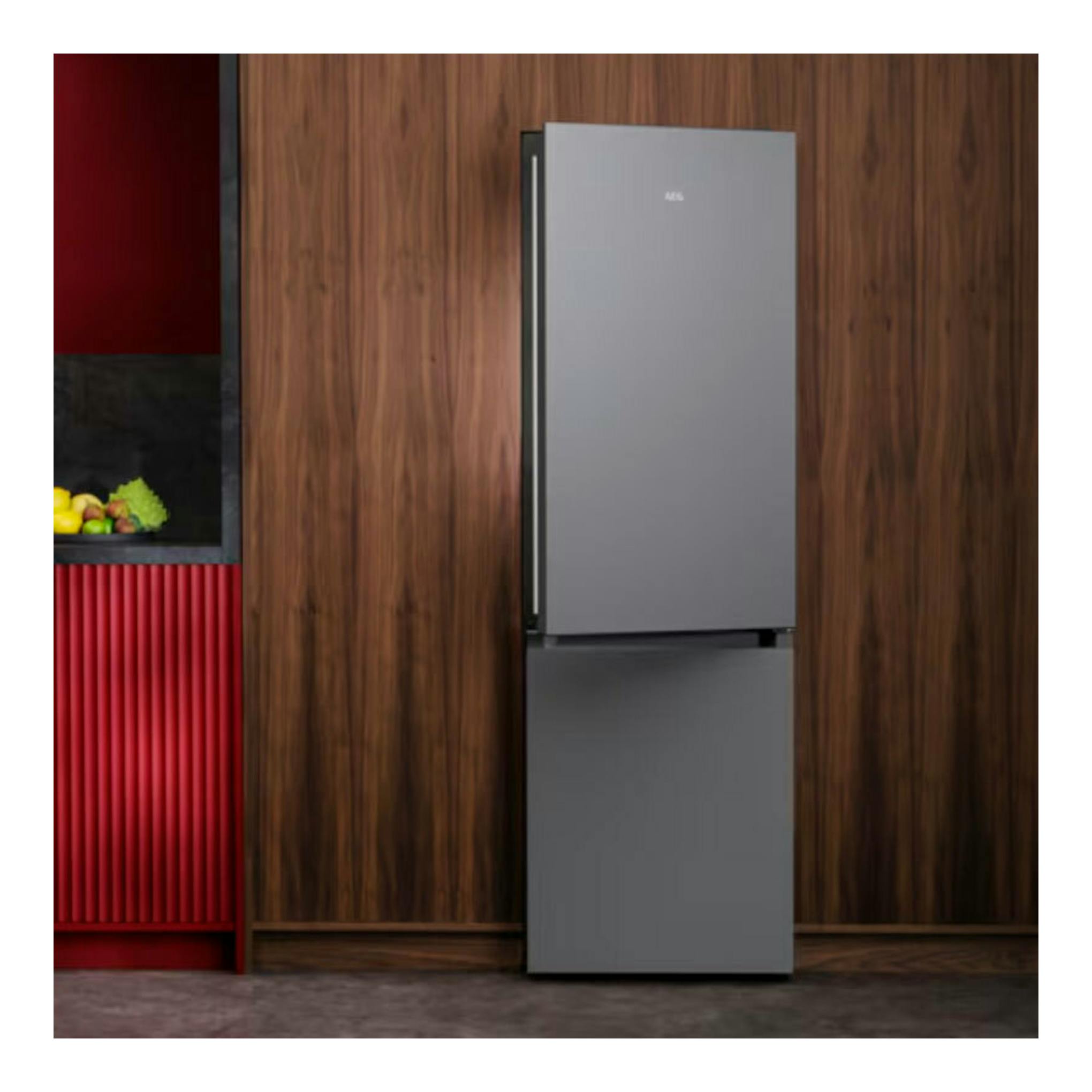 Frigorífico combi AEG ORC6N361DS inox, vista frontal, de dos puertas sobre fondo de madera.