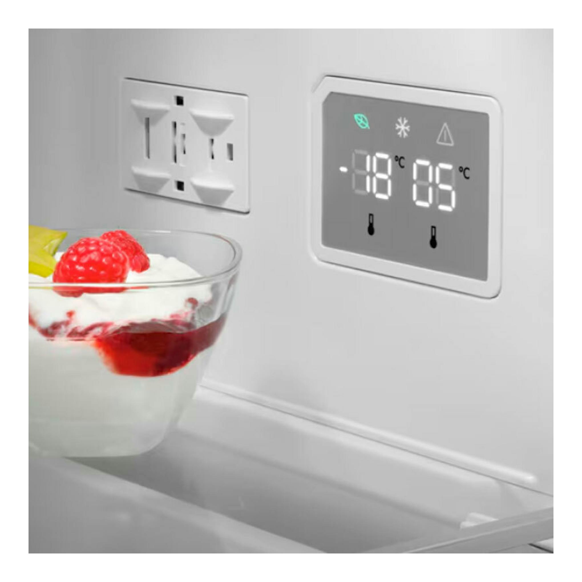 Interior de frigorífico AEG ORC6N361ES inox, con panel digital y un vaso de postre en primer plano.