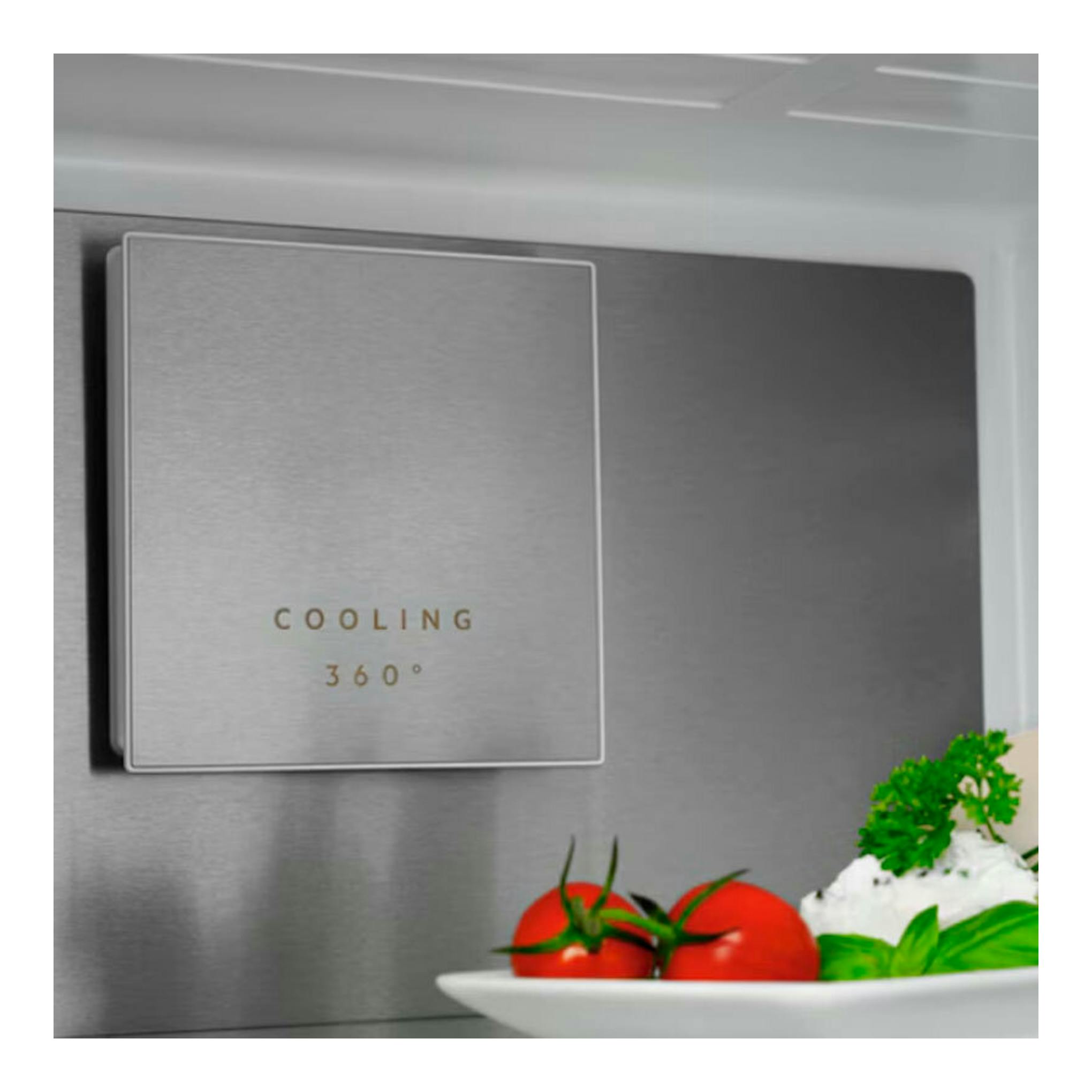 Frigorífico combi AEG ORC8M361EE negro, vista interior en primer plano con panel metálico Cooling 360°.