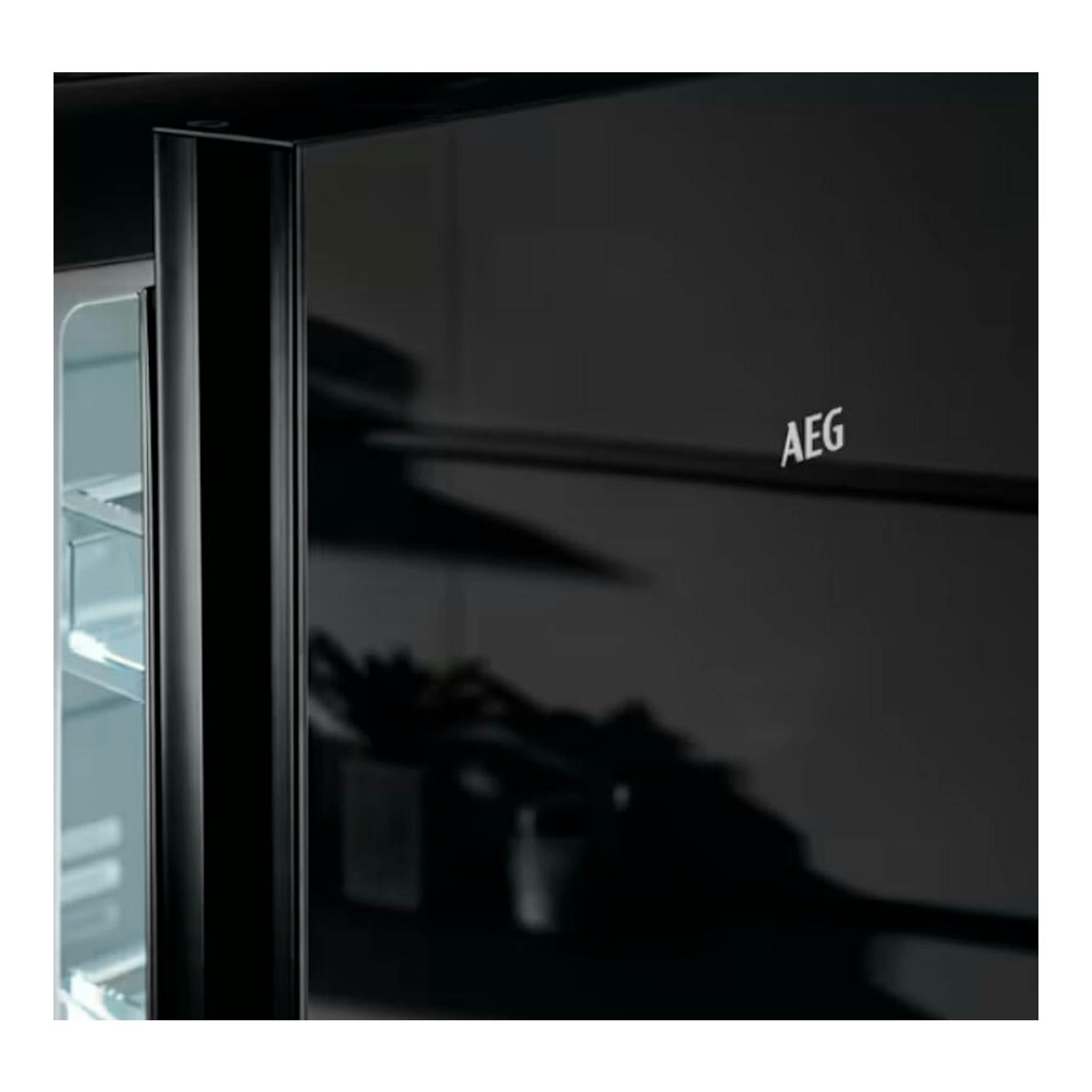 Frigorífico combi AEG ORC8M361EE negro, vista frontal parcial con la puerta abierta.