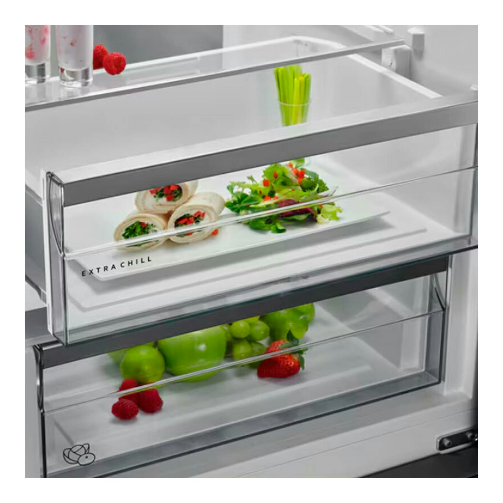 Interior de frigorífico AEG ORC8M361EE negro, con cajones ExtraChill y alimentos frescos.