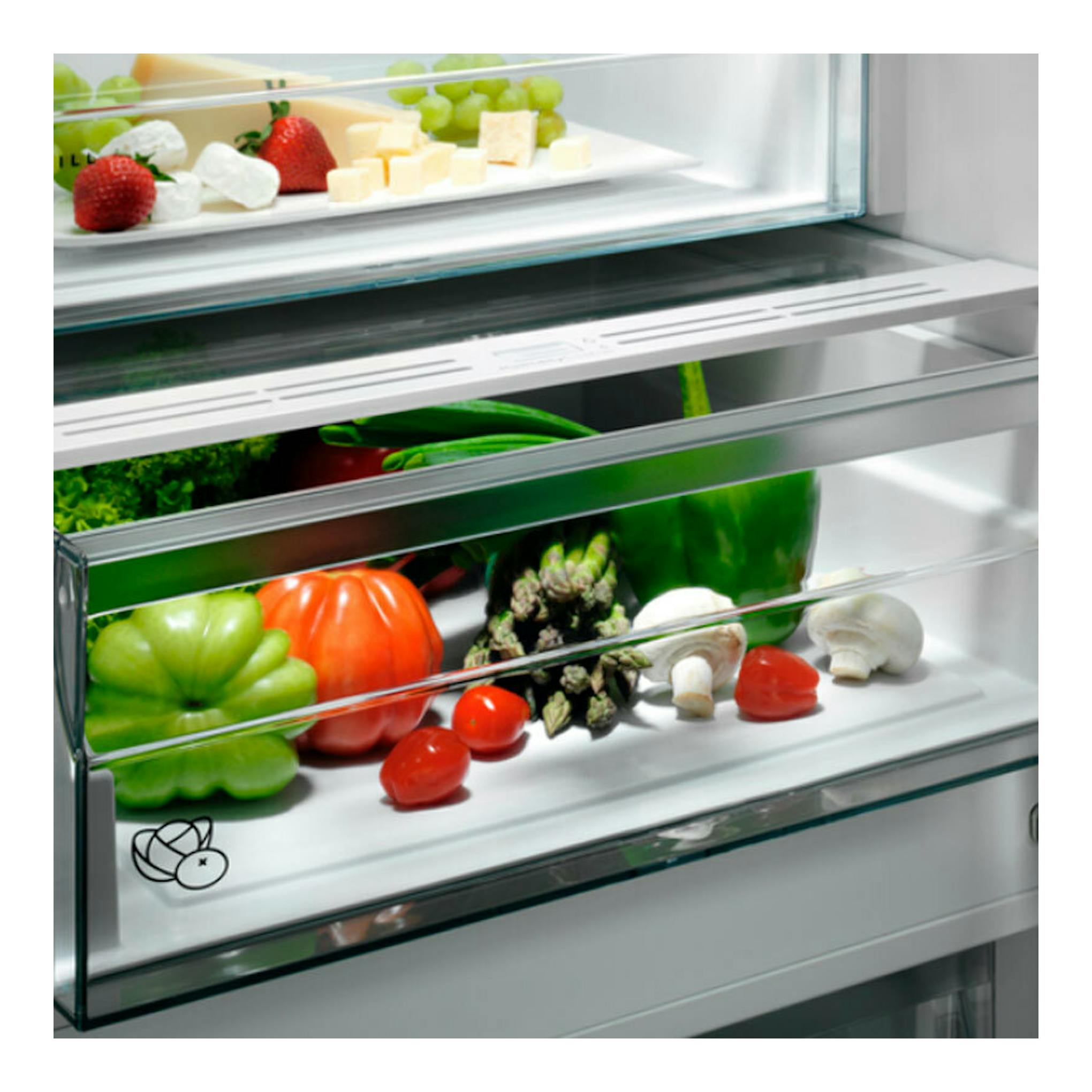 Interior de frigorífico AEG RCB632E9MU inox, con cajones de cristal y verduras, vista frontal.
