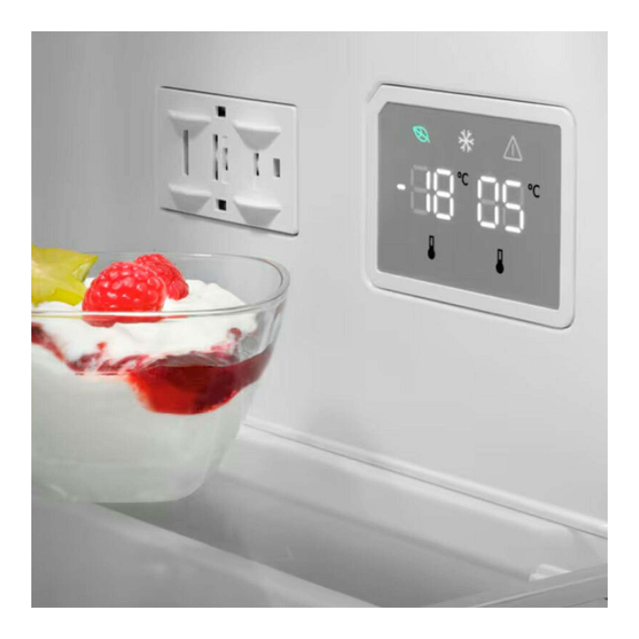 Interior de frigorífico AEG RCB632E9MU en inox, con panel digital y un cuenco de postre.