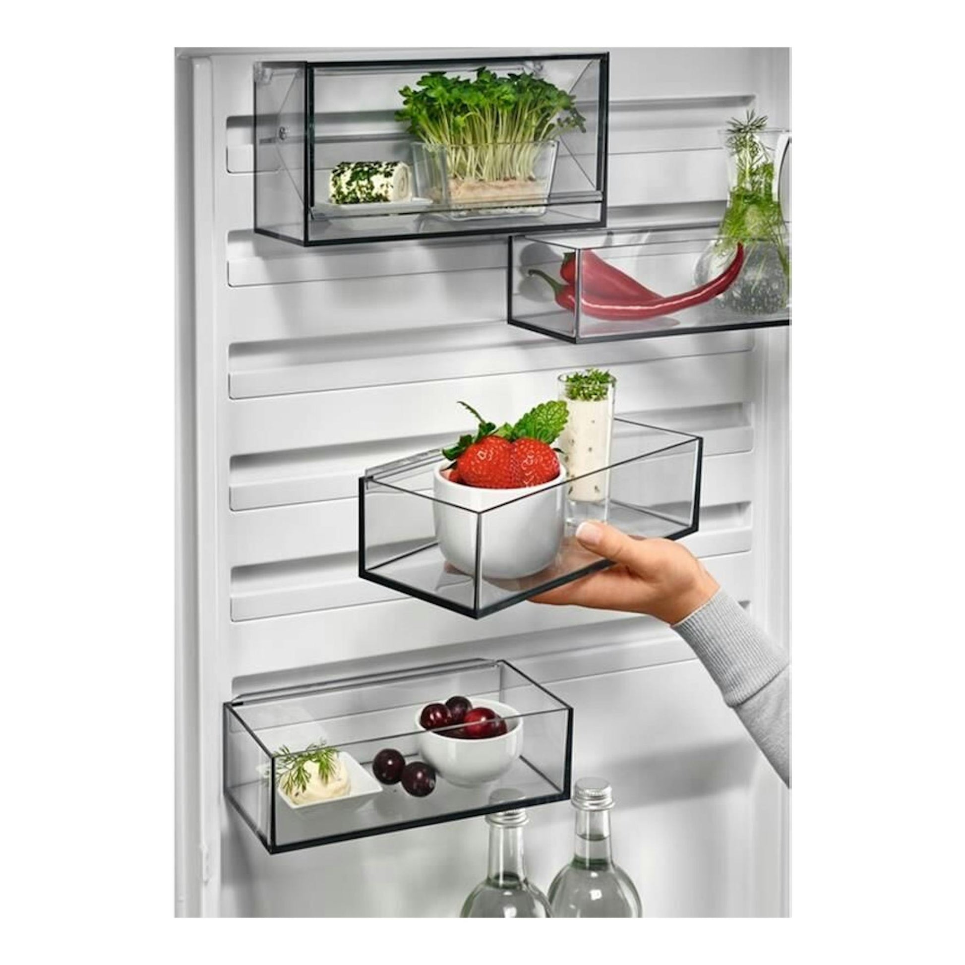 Interior de frigorífico AEG RCB736D3MW blanco, con cajones transparentes extraíbles y alimentos.