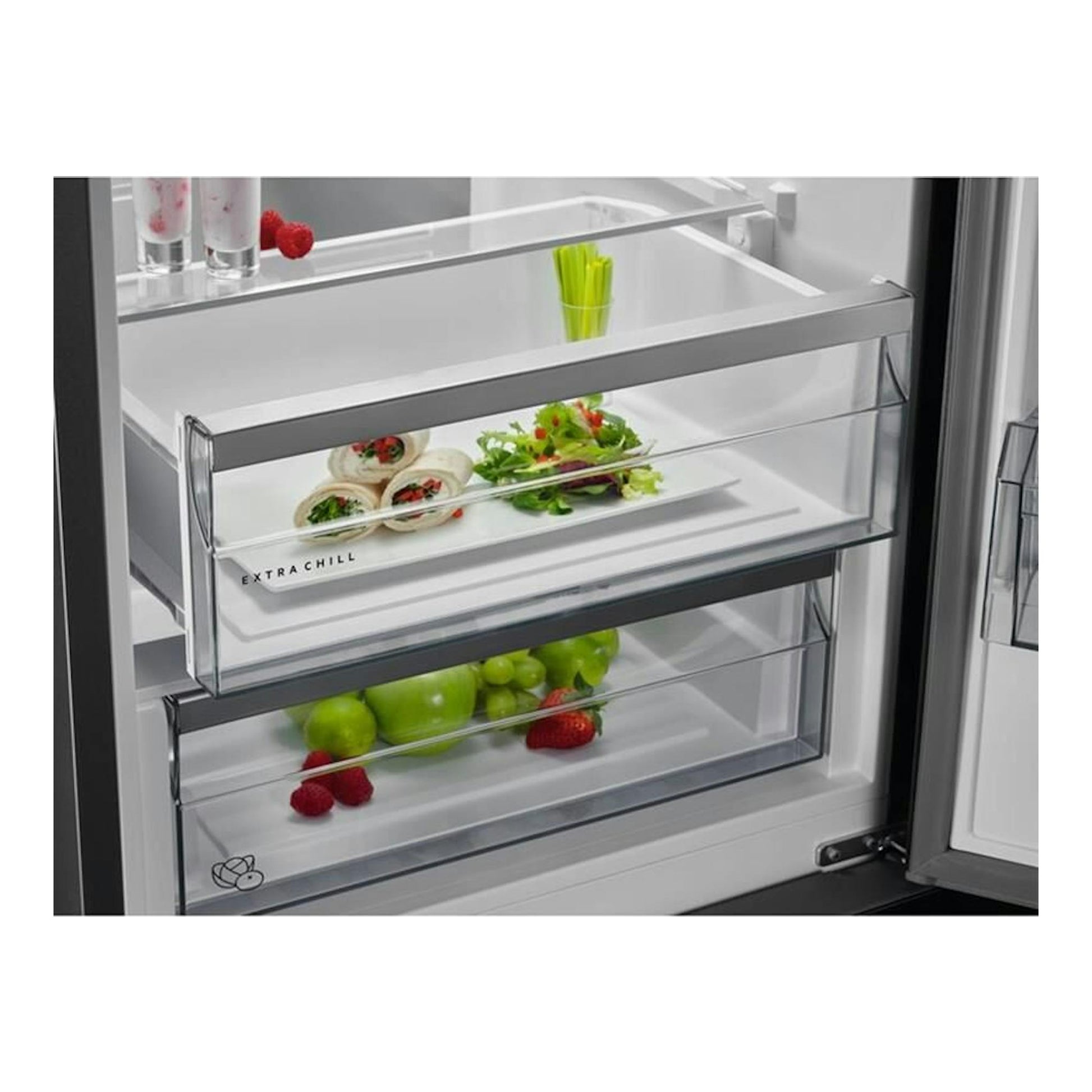 Interior de frigorífico combi AEG RCB736D3MW blanco, con cajones transparentes y fruta, vista frontal.