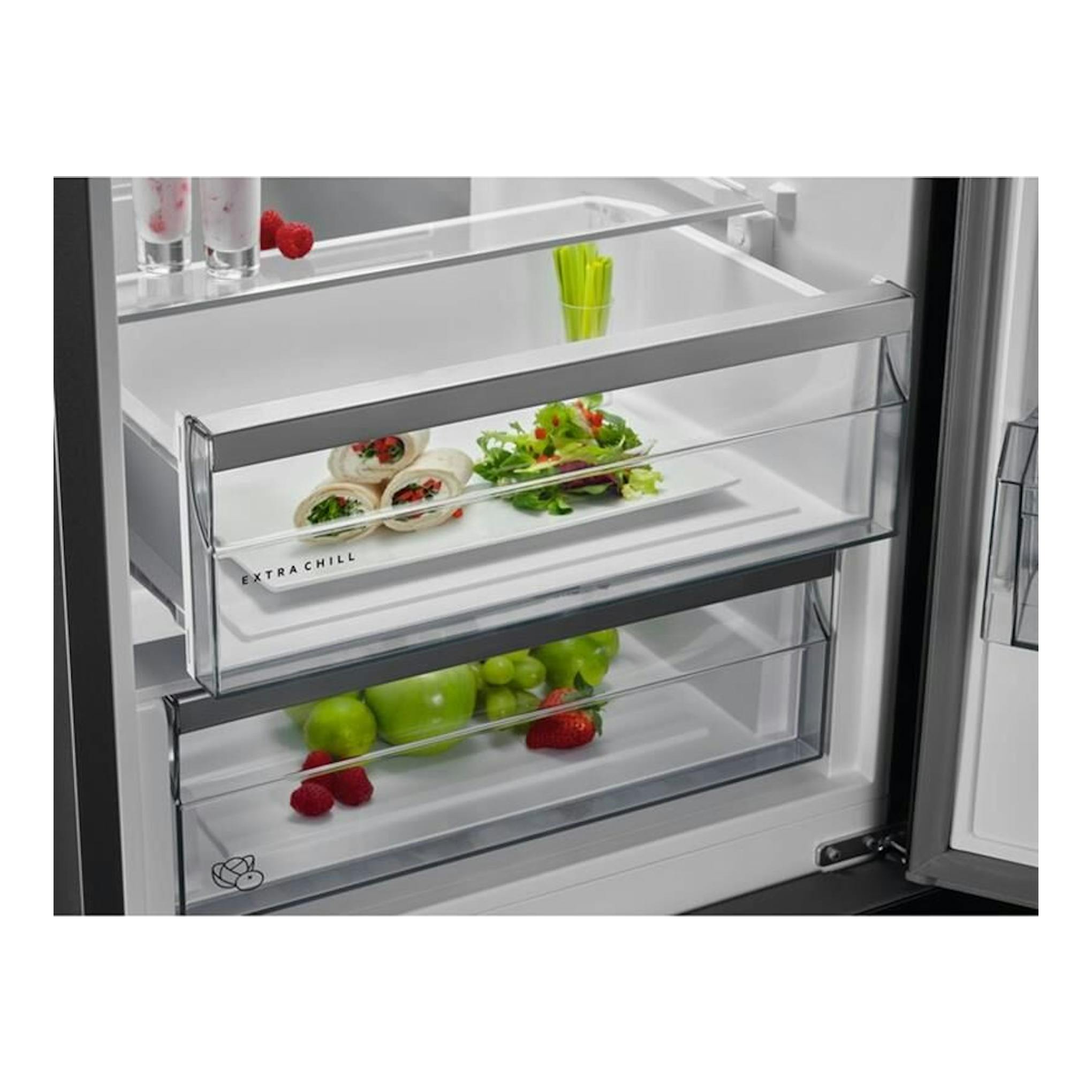 Interior de frigorífico combi AEG RCB736D3MW blanco, con cajones transparentes y fruta, vista frontal.