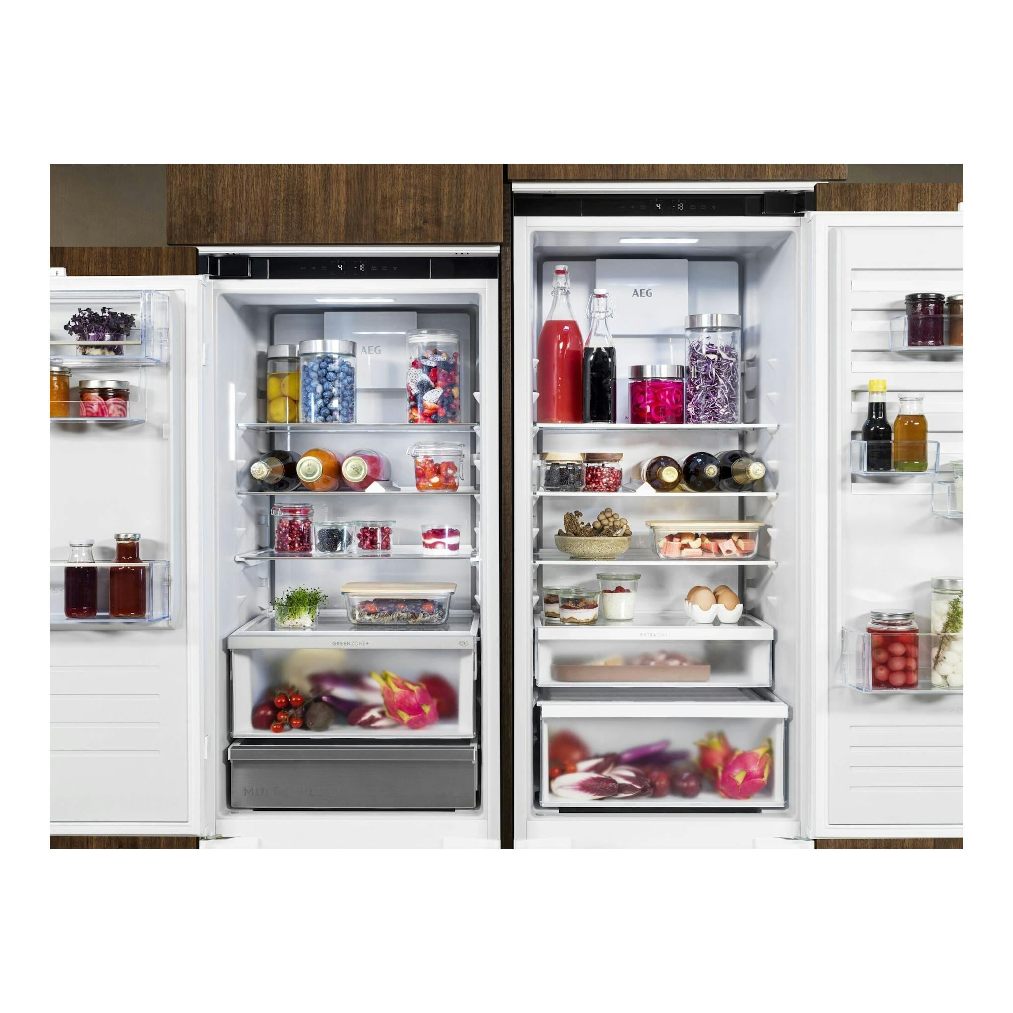 Frigorífico combi integrado AEG TCTCS191ES abierto, vista frontal, interior blanco con estantes y alimentos.