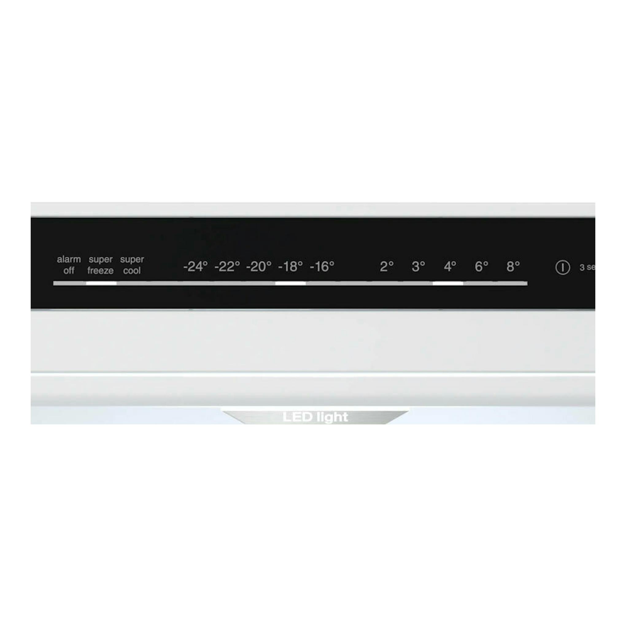 Frigorífico combi Balay 3KFA865XI inox, detalle frontal del panel táctil con temperaturas y LED light.