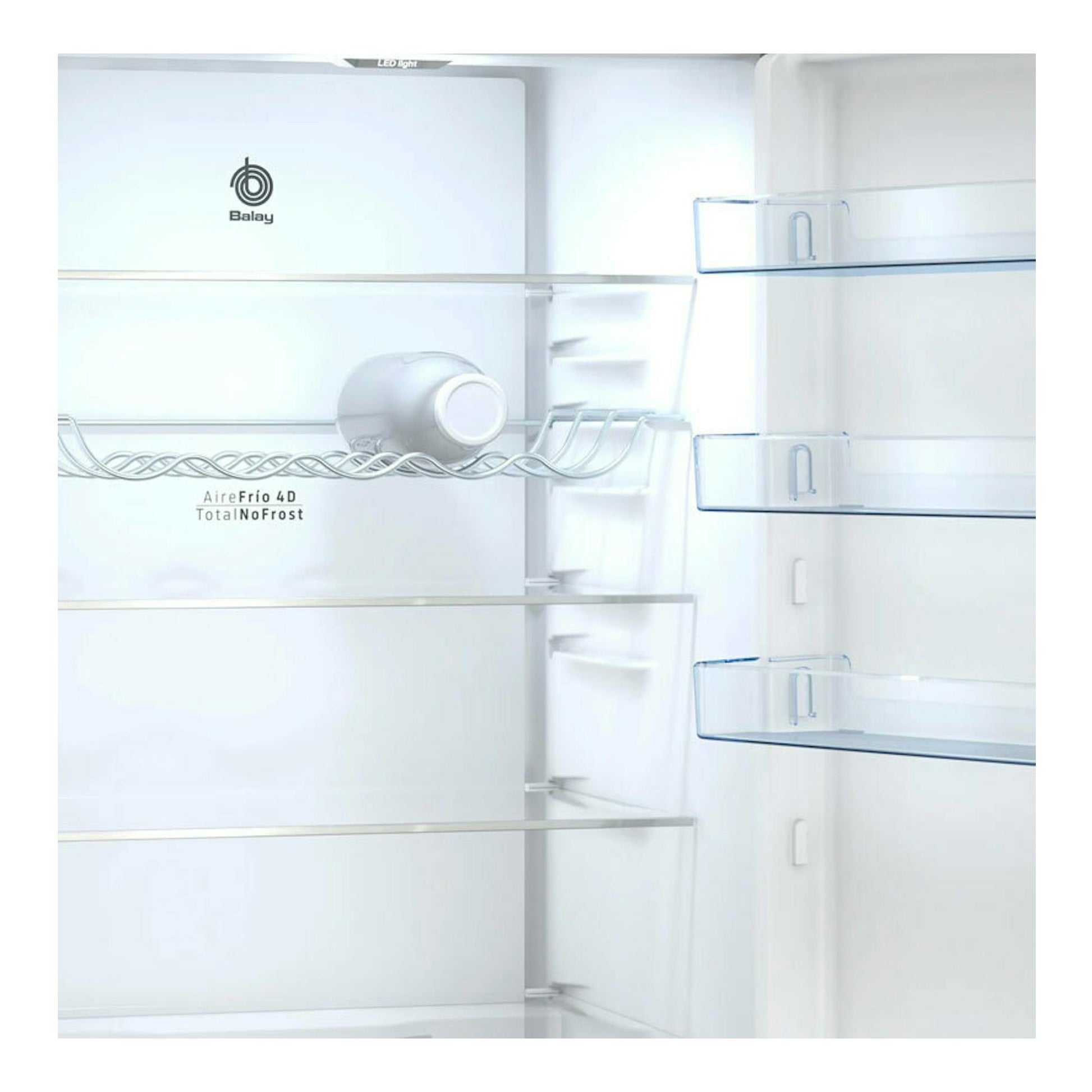 Interior de frigorífico Balay 3KFA865XI Inox, vista frontal del compartimento con estantes y balcones transparentes.