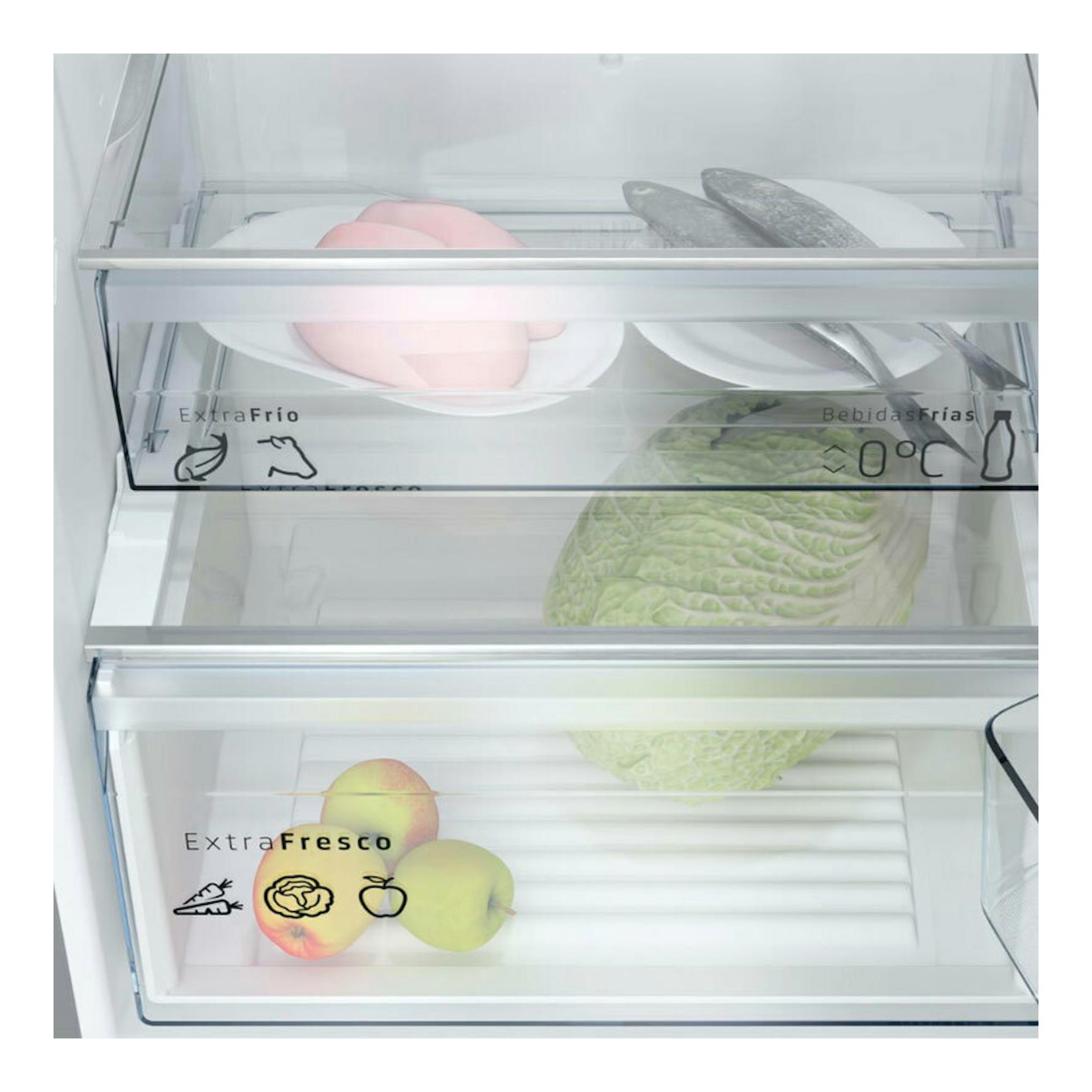 Balay 3KFB664XE: interior de frigorífico combi blanco, vista frontal, con cajones transparentes y alimentos.