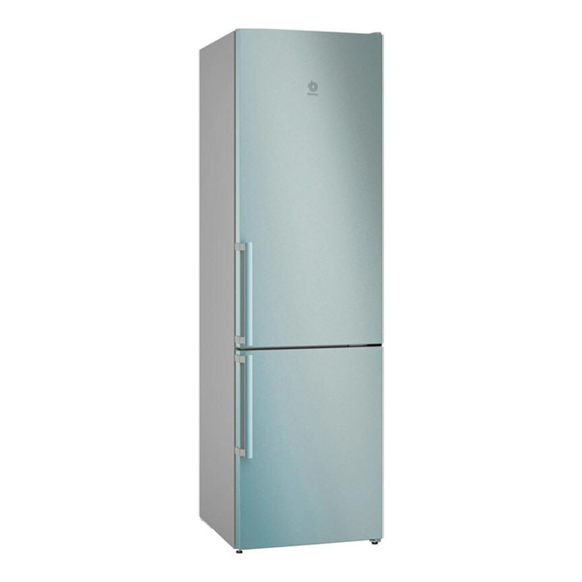 Frigorífico combi Balay 3KFB864XE en acero inox, vista frontal en ángulo, con dos puertas y tiradores verticales.