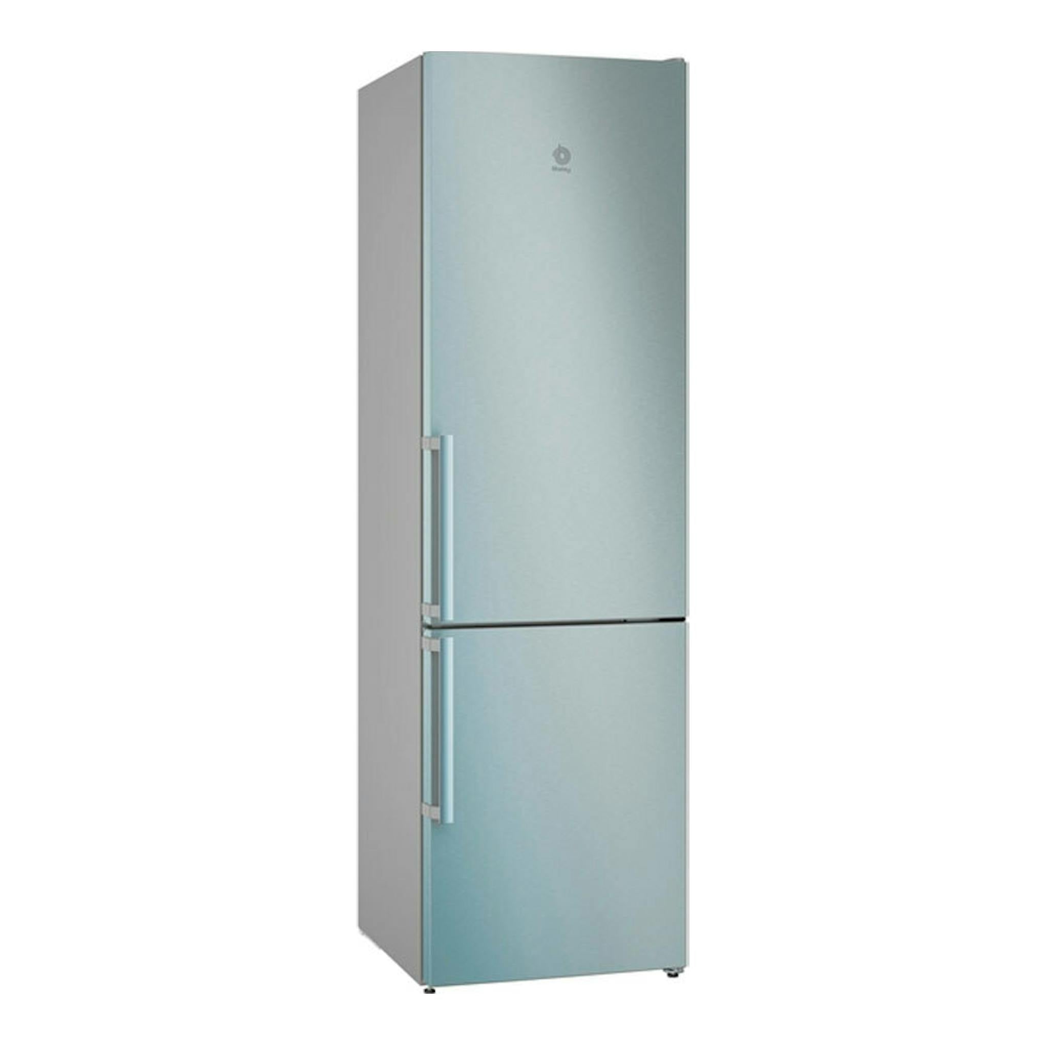 Frigorífico combi Balay 3KFB864XE en acero inox, vista frontal en ángulo, con dos puertas y tiradores verticales.