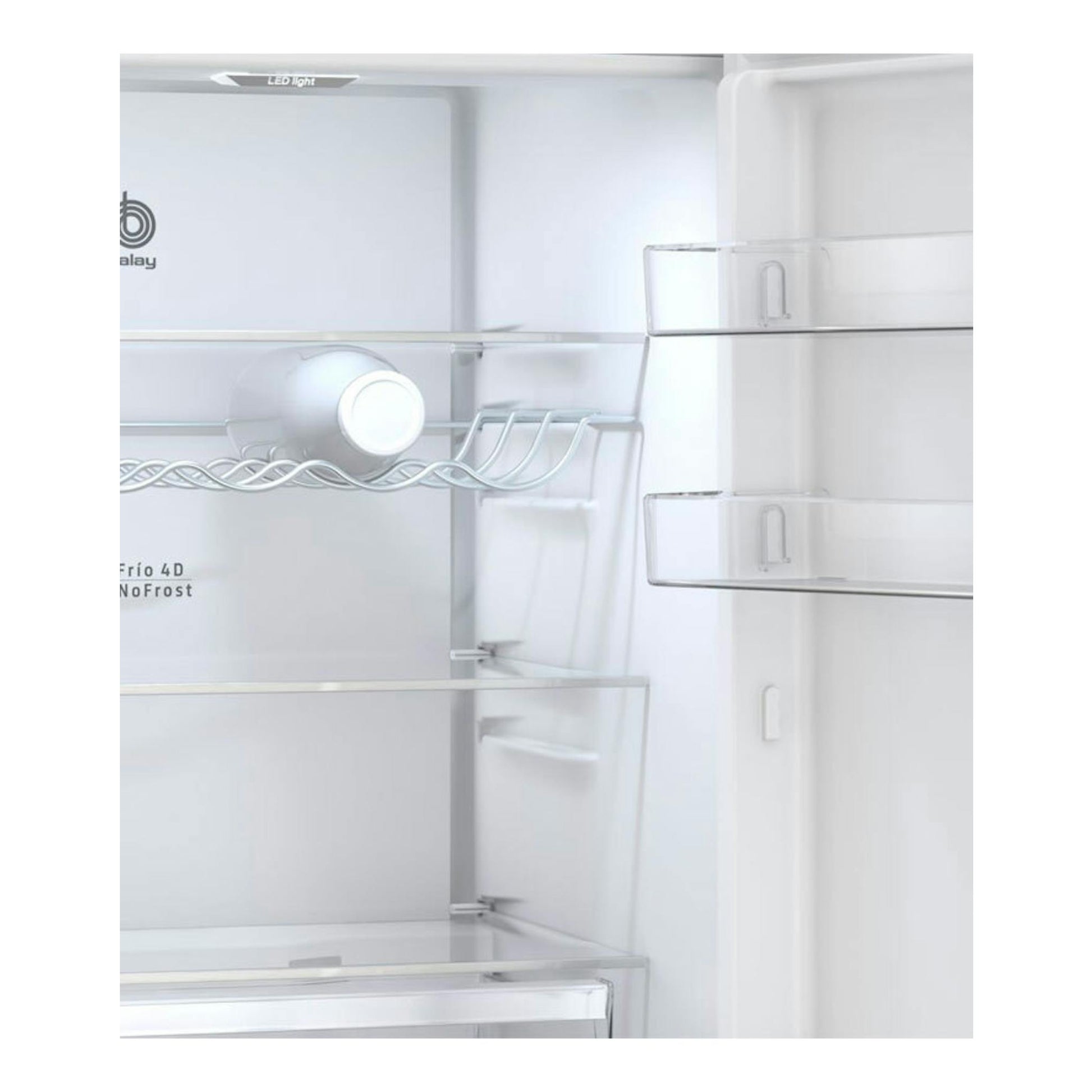 Interior de frigorífico Balay 3KFC653WI blanco, vista frontal, con baldas de cristal y cajones transparentes.