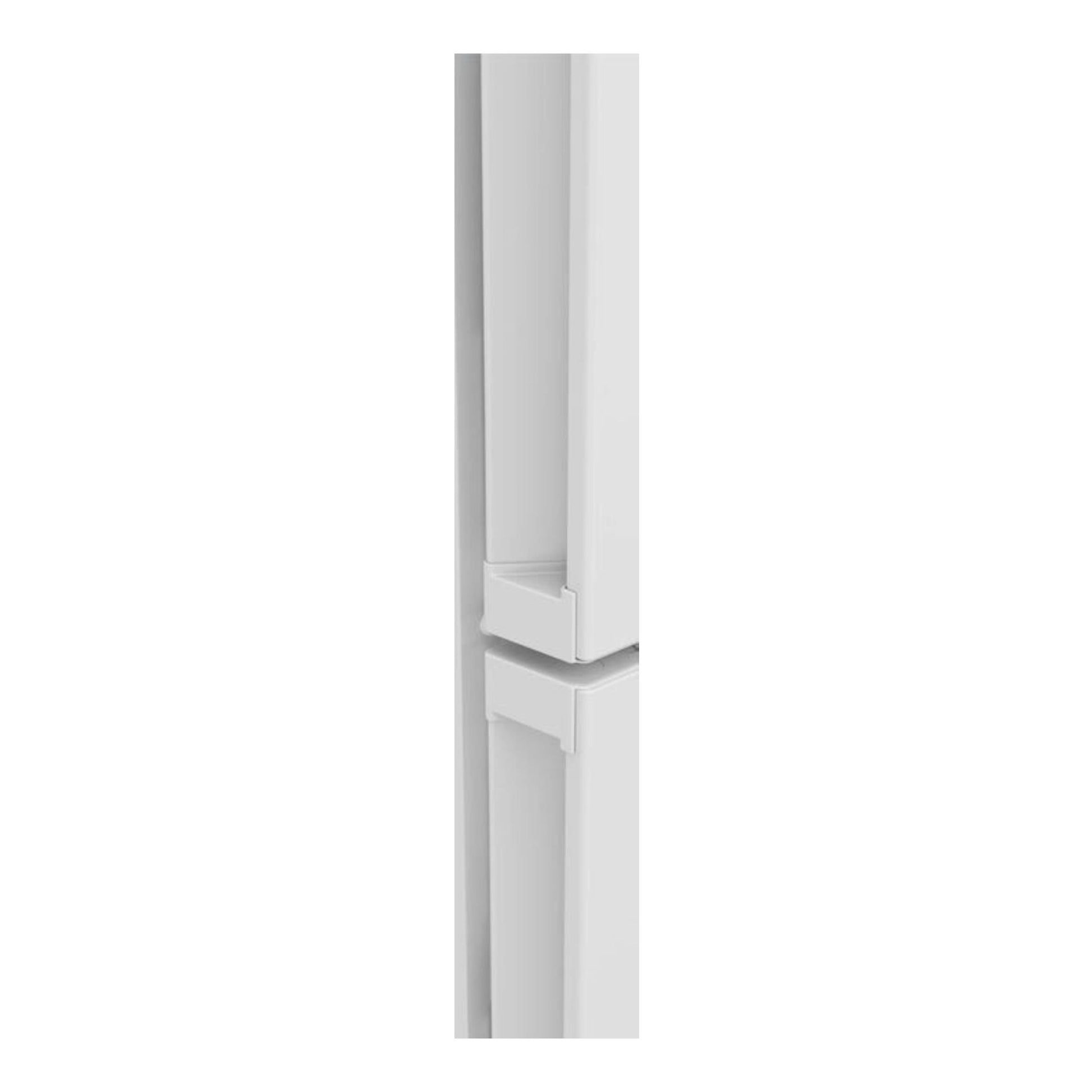 Frigorífico combi Balay 3KFC653WI blanco, vista frontal en primer plano de las puertas y la bisagra.