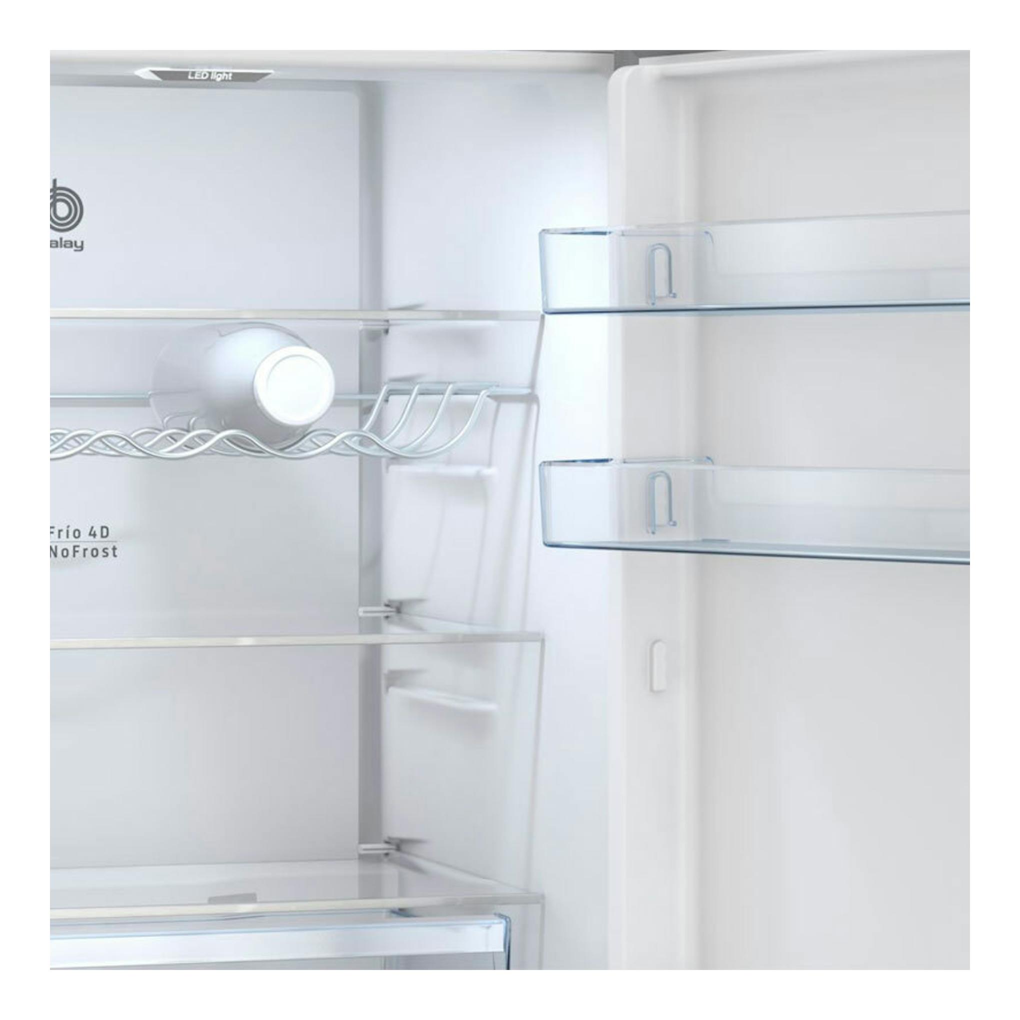 Interior de frigorífico Balay en blanco, con baldas de cristal y cajones en la puerta, vista frontal.