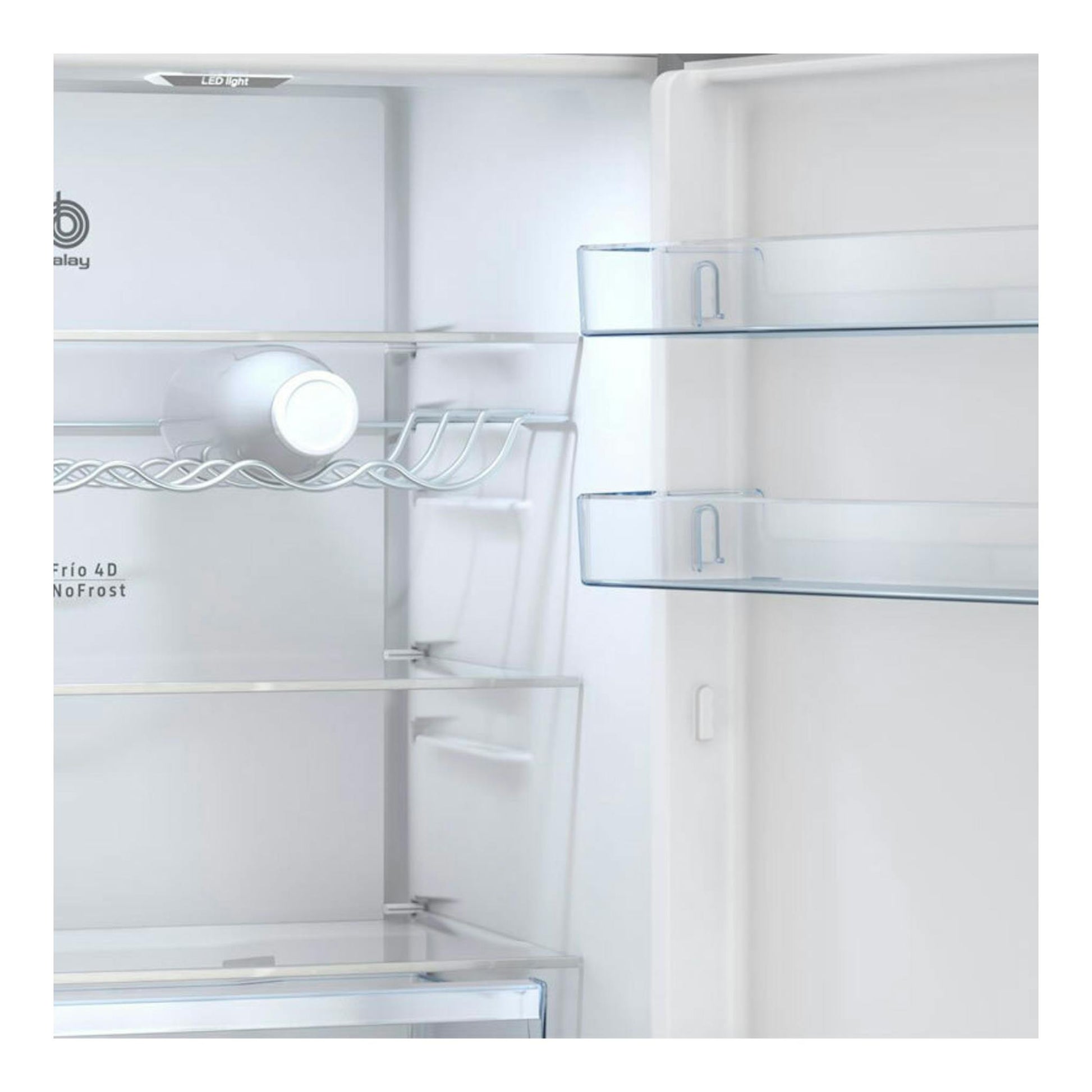 Interior de frigorífico Balay 3KFC653XI inox, vista frontal del compartimento con estantes y cajones transparentes.