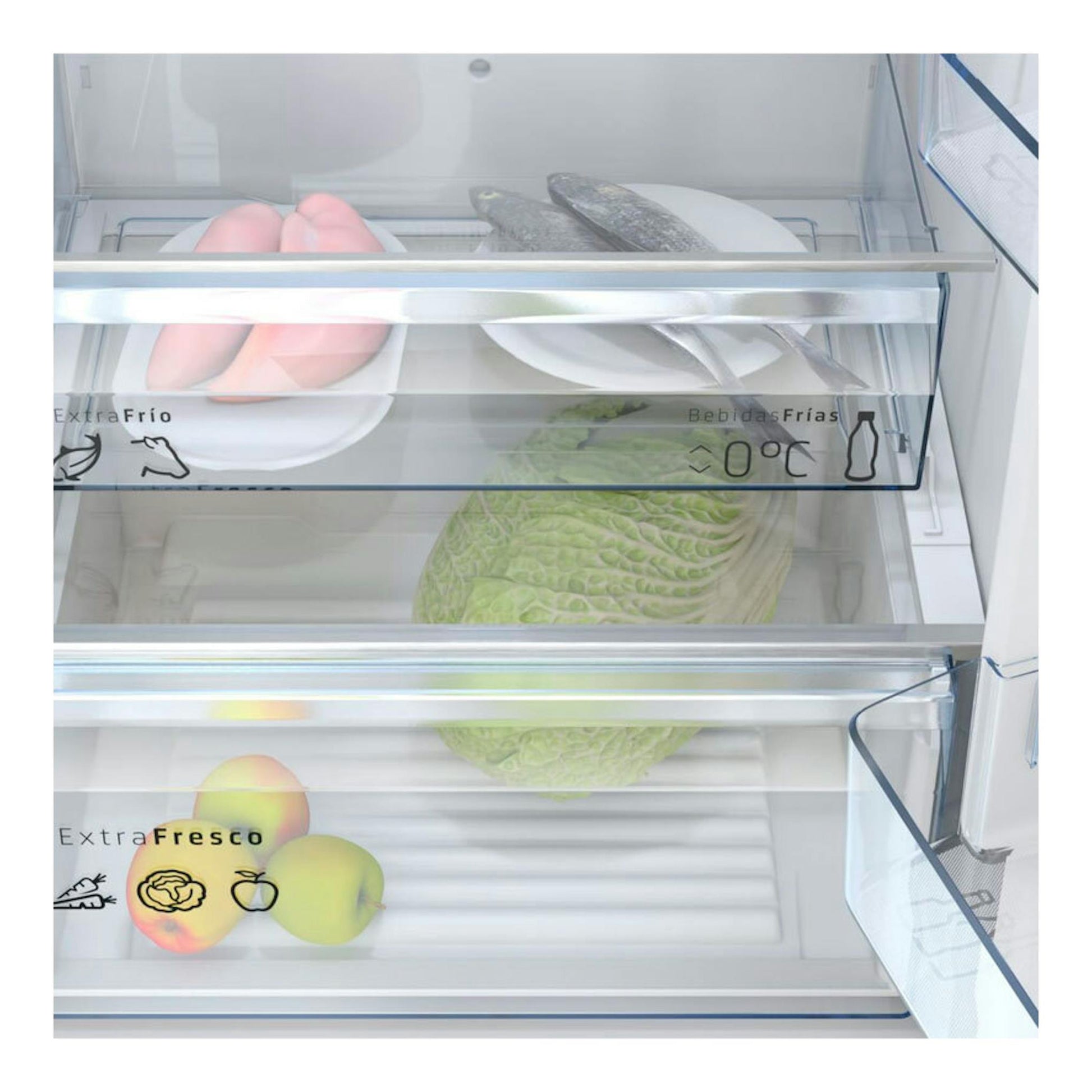 Interior de frigorífico Balay 3KFC653XI inox, con cajones transparentes y alimentos.