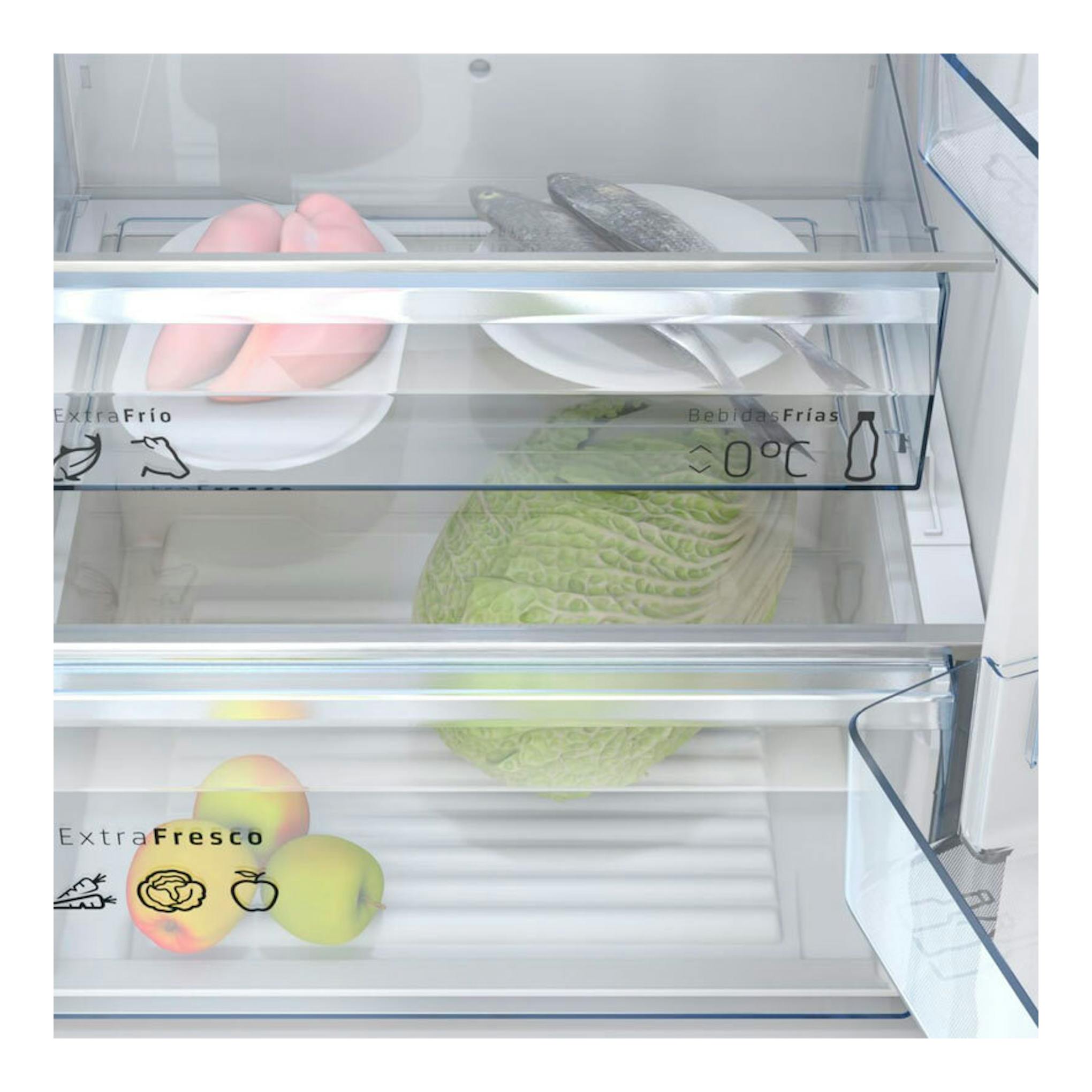 Interior de frigorífico Balay 3KFC653XI inox, con cajones transparentes y alimentos.