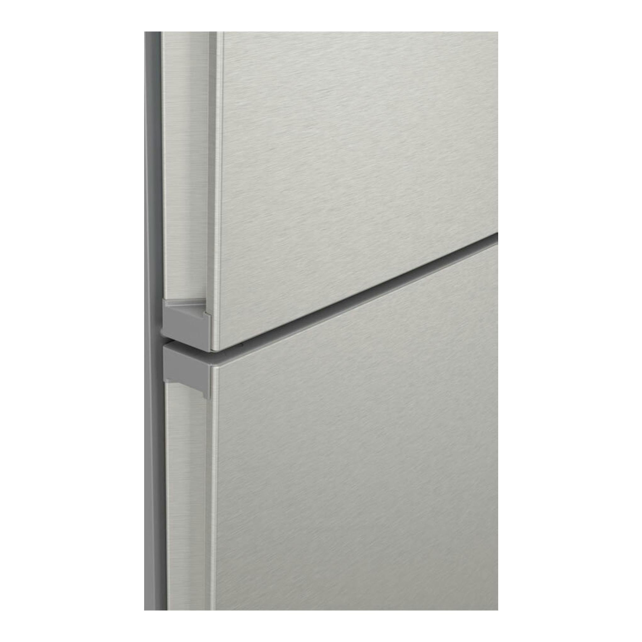 Frigorífico combi Balay 3KFC653XI inox, primer plano de las puertas en acero inoxidable.