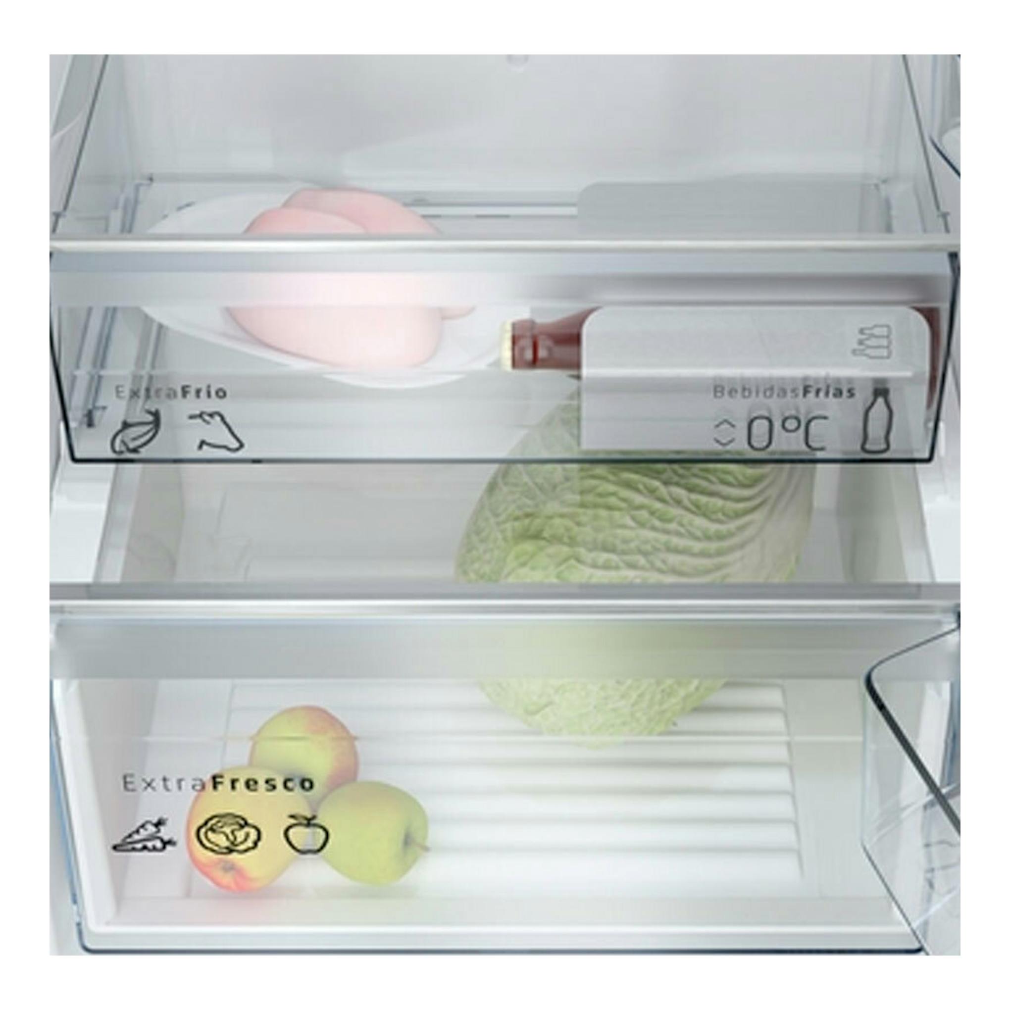 Interior de frigorífico Balay 3KFC867XI inox, con cajones transparentes ExtraFresco y BebidasFrías.