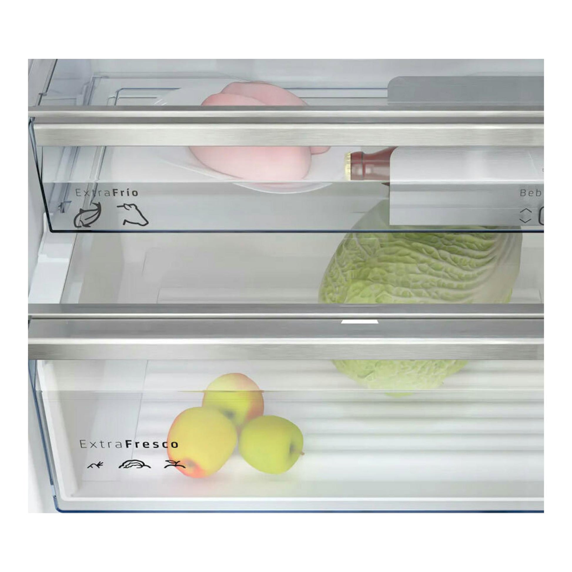 Interior de frigorífico Balay 3KFC879BI blanco, con cajones ExtraFrío y ExtraFresco, fruta y verduras.