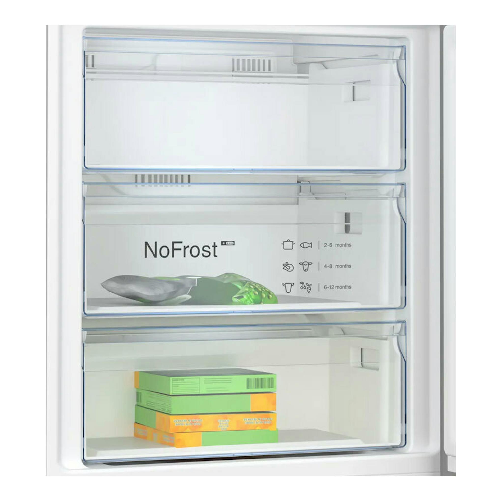 Interior de frigorífico Balay 3KFC879BI blanco, con tres cajones transparentes NoFrost, vista frontal.