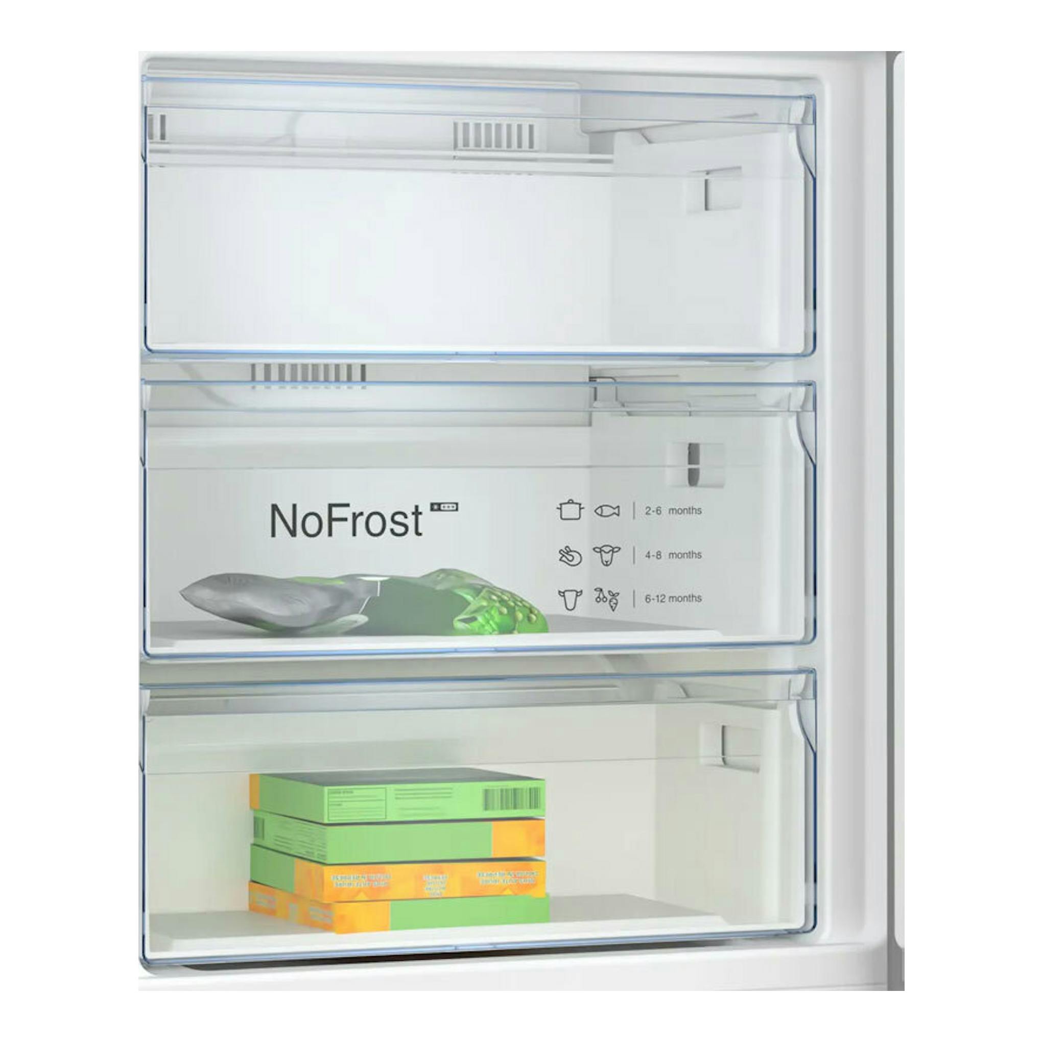 Vista frontal del congelador Balay 3KFC879NI NoFrost, con tres cajones transparentes, pescado y cajas.