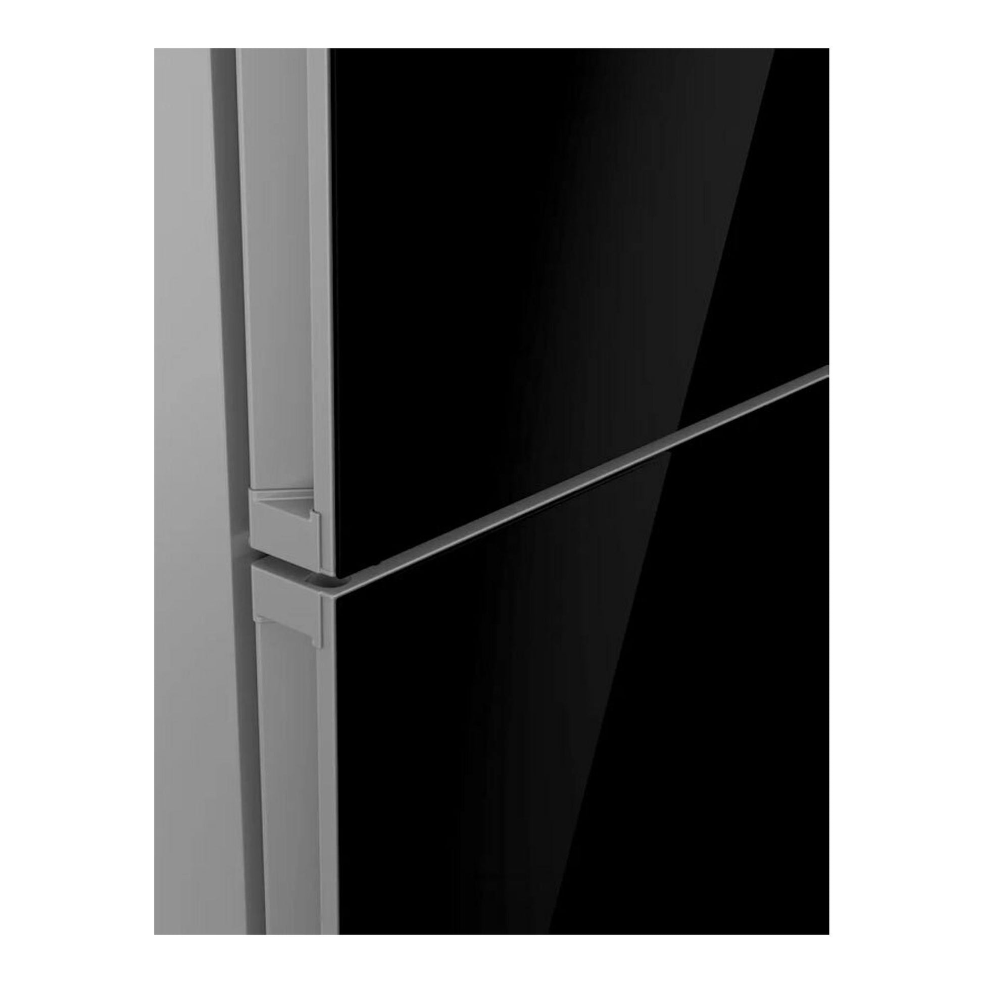 Frigorífico combi Balay 3KFC879NI en cristal negro, vista frontal en primer plano de las puertas.