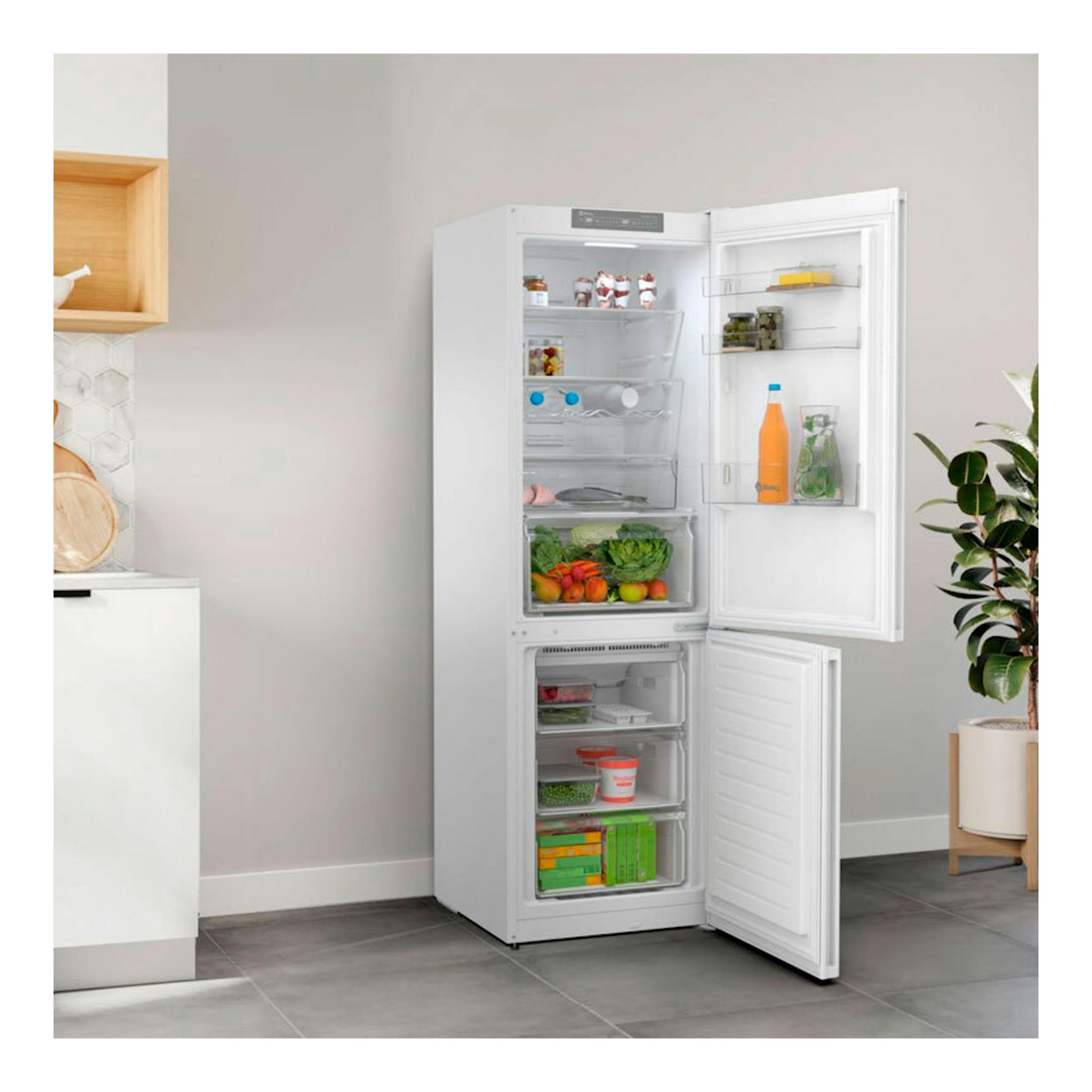 Frigorífico combi Balay 3KFD553WI blanco, con puertas abiertas y compartimentos llenos de alimentos.