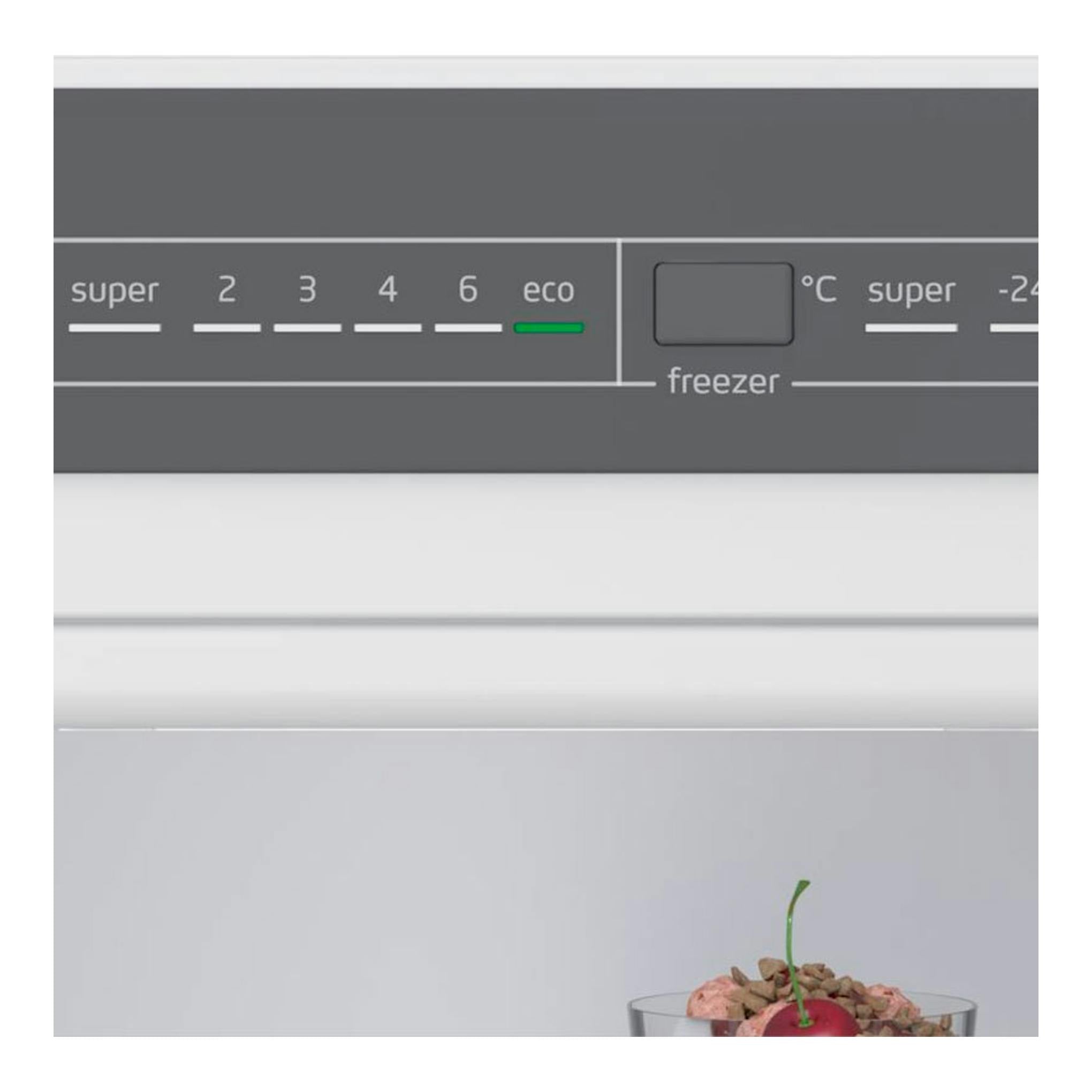 Frigorífico combi Balay 3KFD553WI blanco, primer plano del panel superior con indicadores eco y freezer.