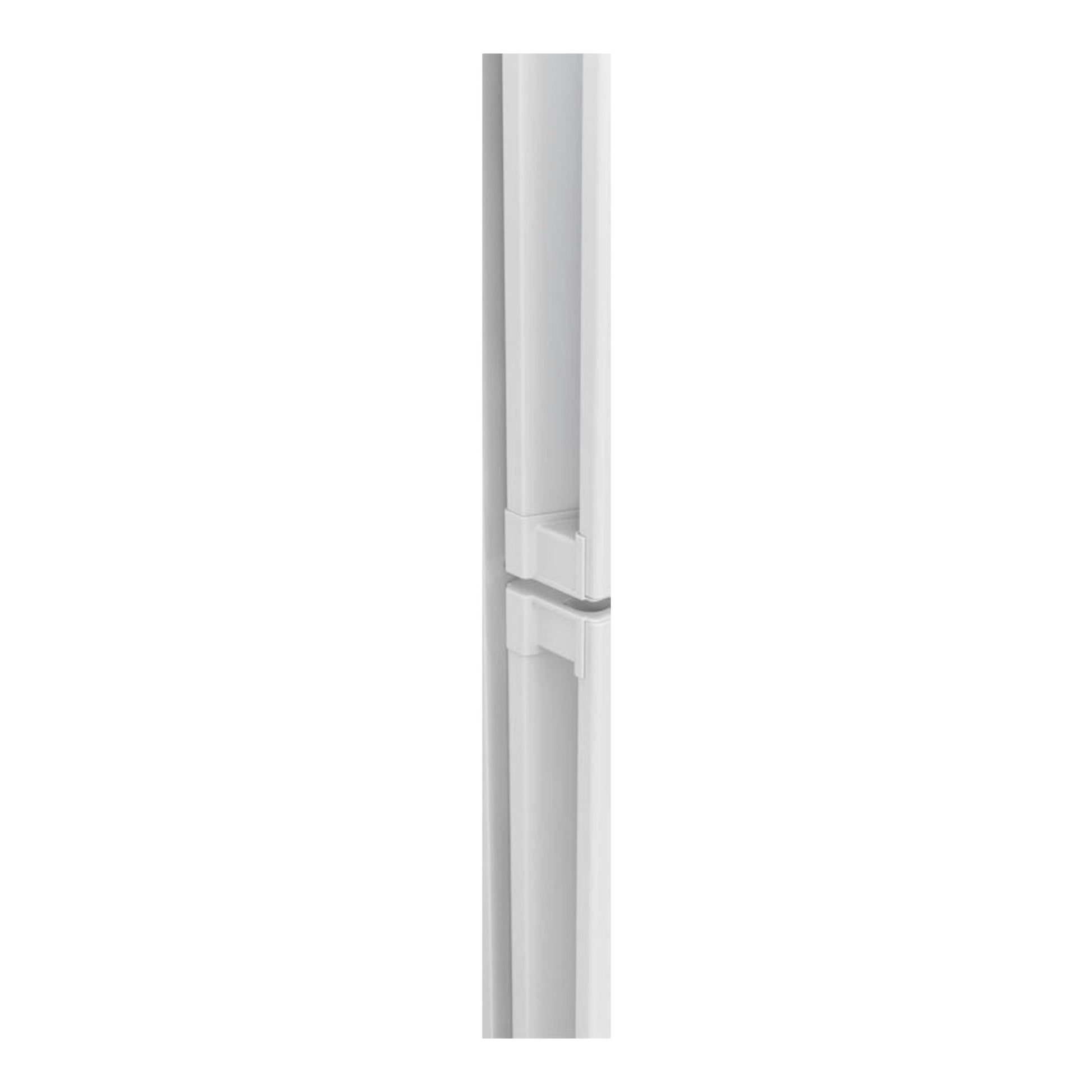 Frigorífico combi Balay 3KFD553WI blanco, detalle en primer plano de la bisagra entre las dos puertas.