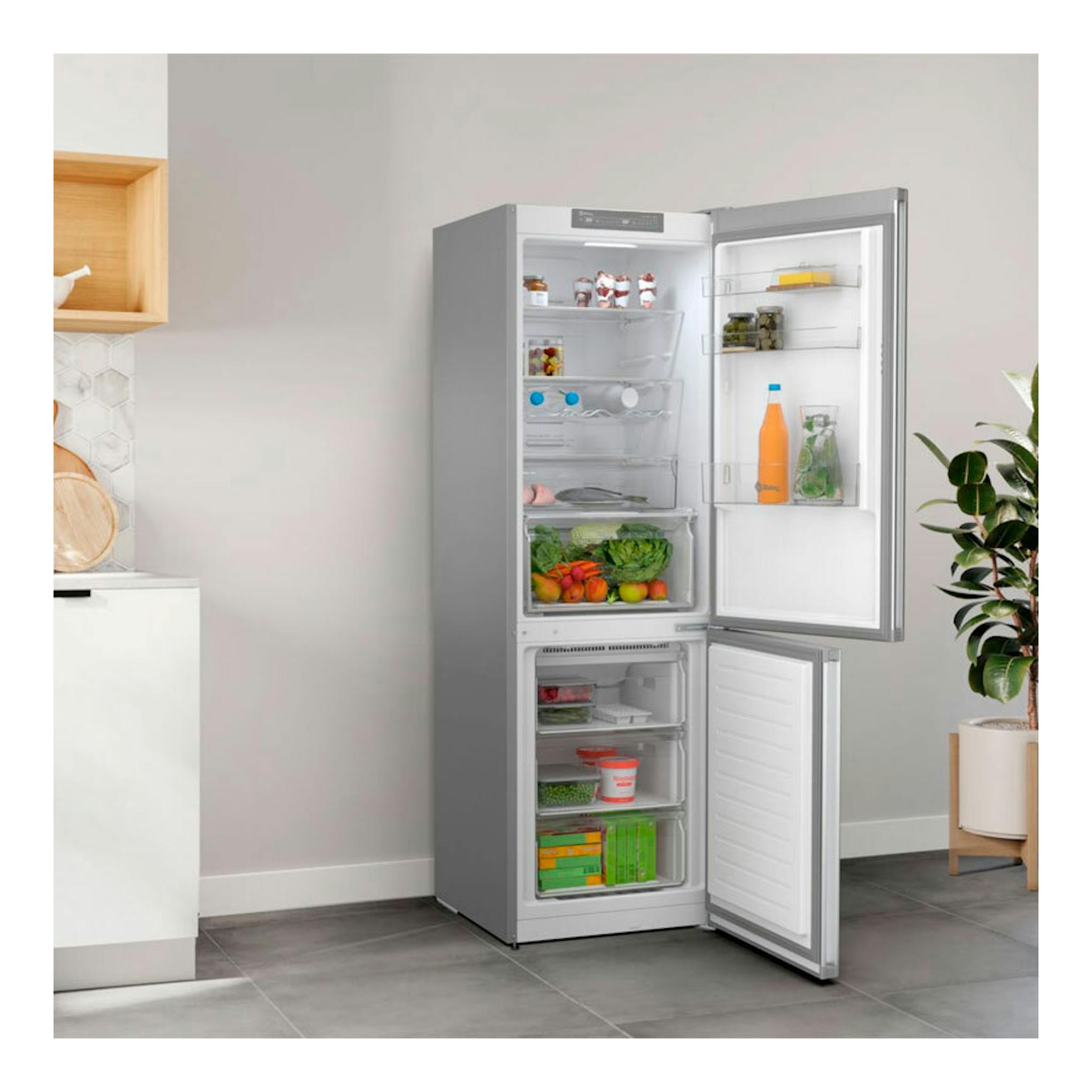 Frigorífico combi Balay 3KFD553XI inox, vista frontal con puertas abiertas en una cocina.