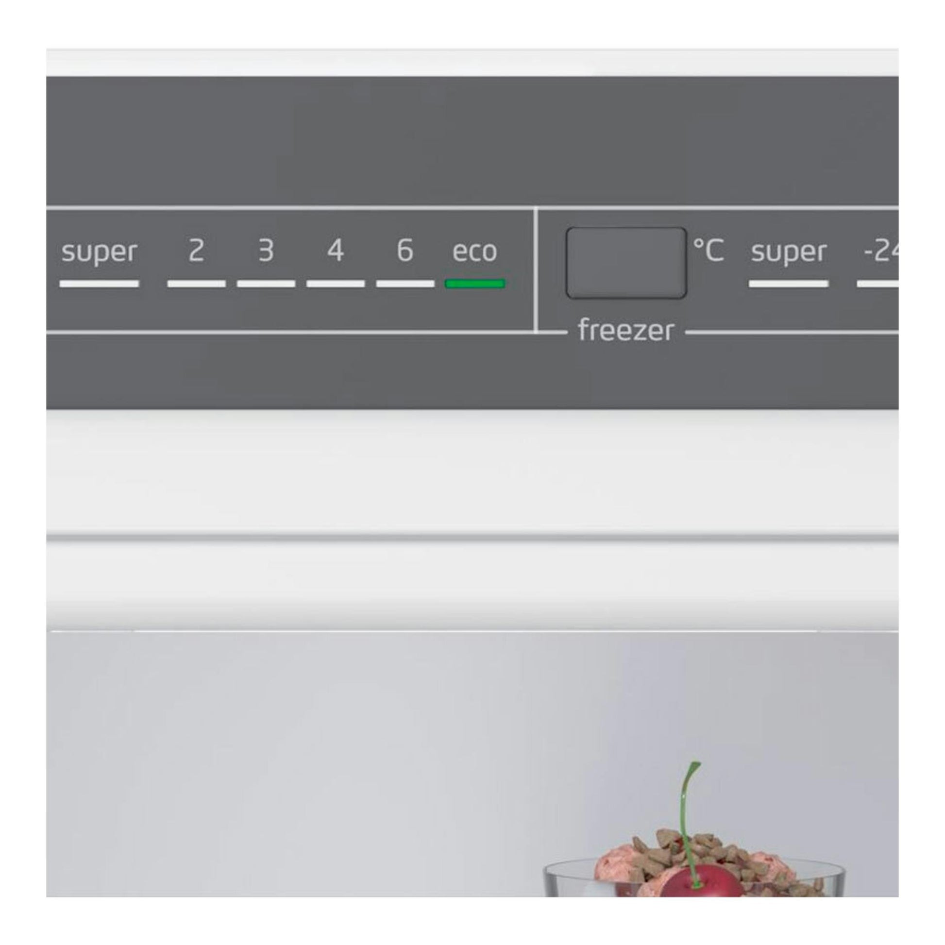 Balay 3KFD553XI inox: panel de control gris de un frigorífico combi, vista frontal parcial.