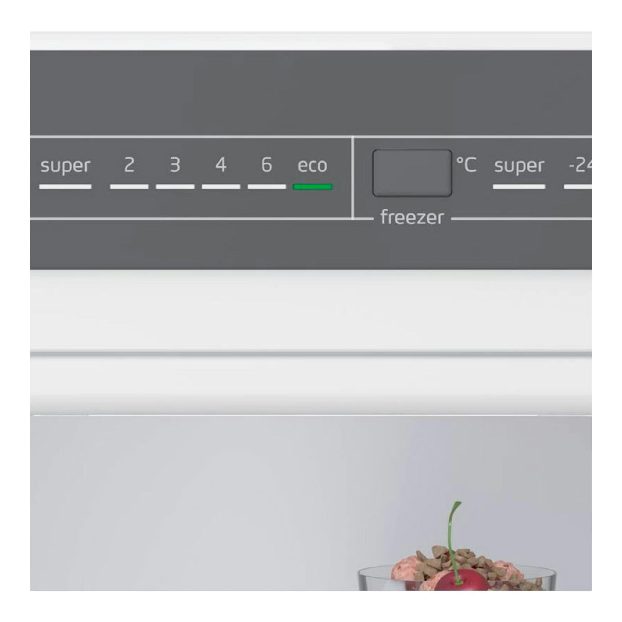 Balay 3KFD553XI inox: panel de control gris de un frigorífico combi, vista frontal parcial.