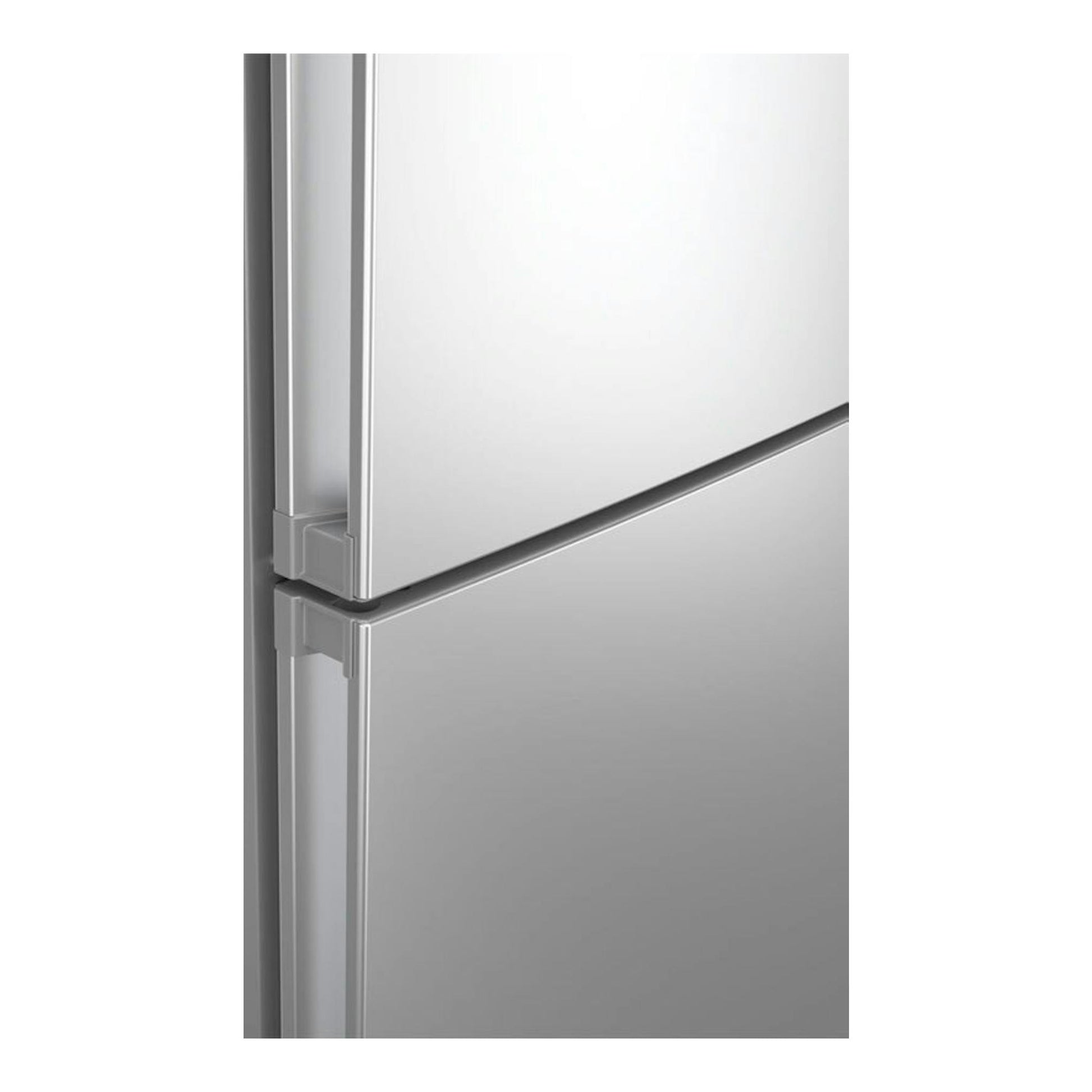 Frigorífico combi Balay 3KFD553XI inox, primer plano de la unión de las puertas plateadas.