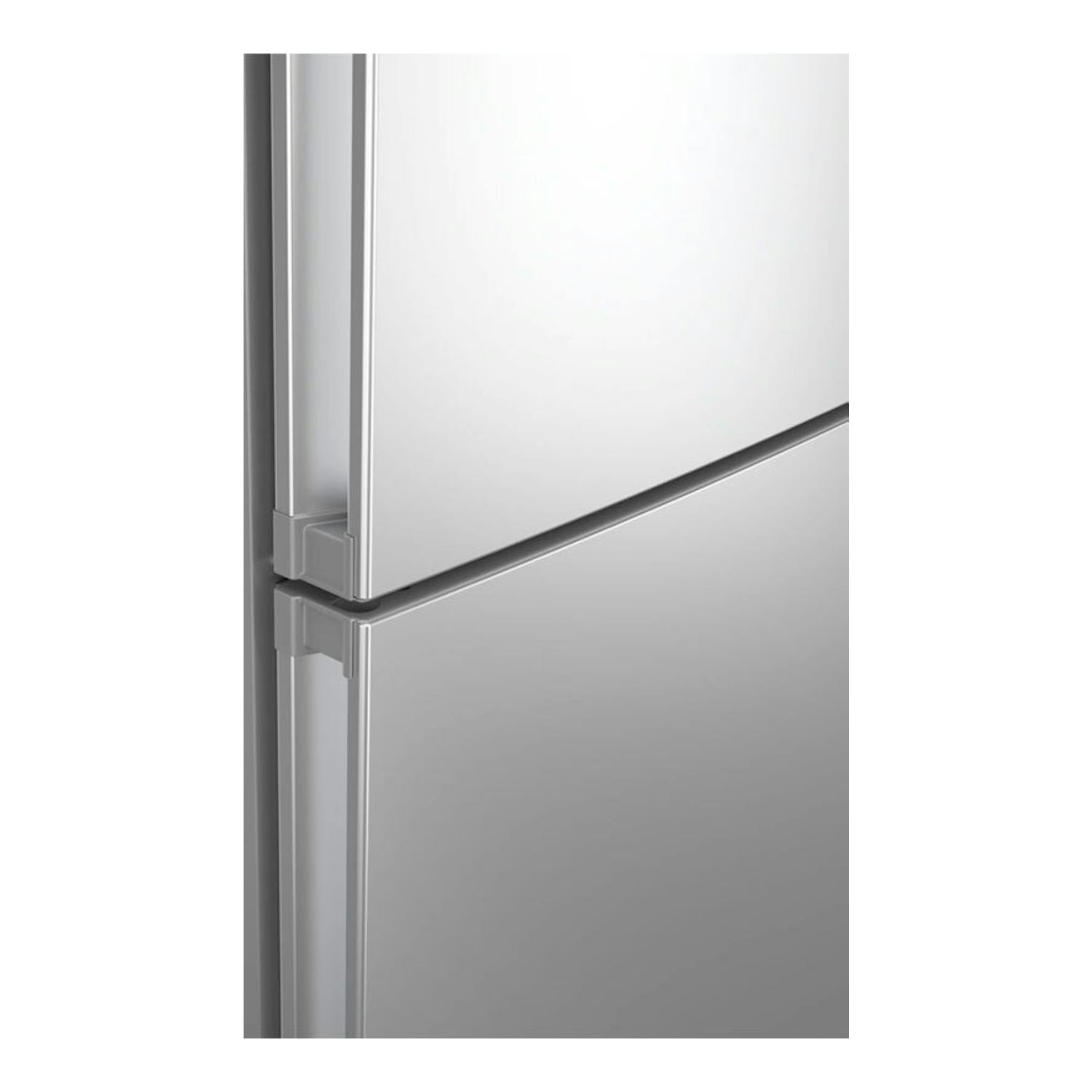 Frigorífico combi Balay 3KFD553XI inox, primer plano de la unión de las puertas plateadas.