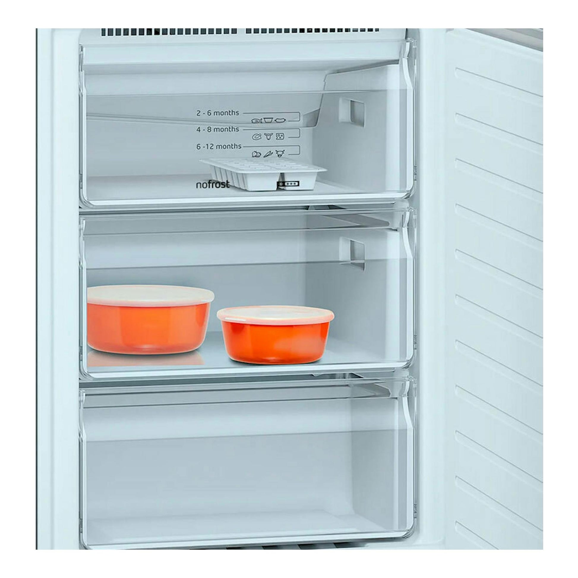 Interior del frigorífico combi Balay 3KFD565AI gris, con cajones transparentes y dos recipientes naranjas.