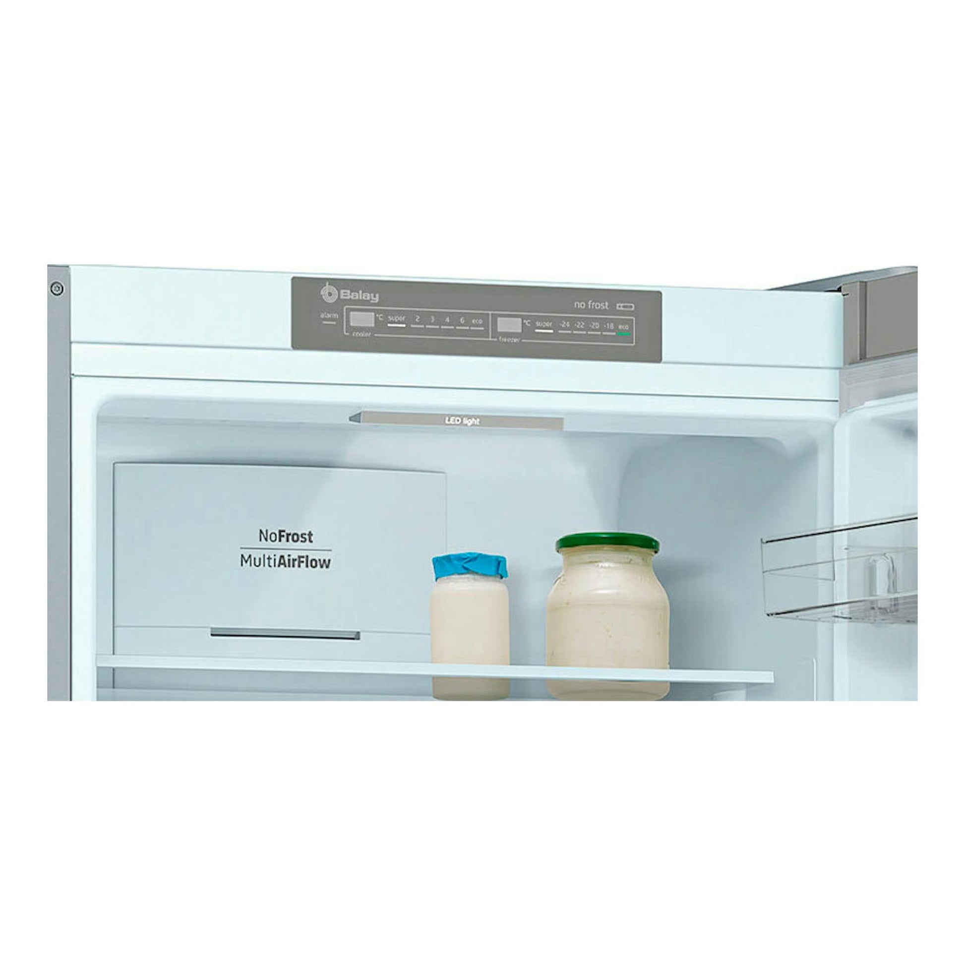 Interior de frigorífico combi Balay 3KFD565AI gris, con puerta abierta, panel LED y compartimentos blancos.