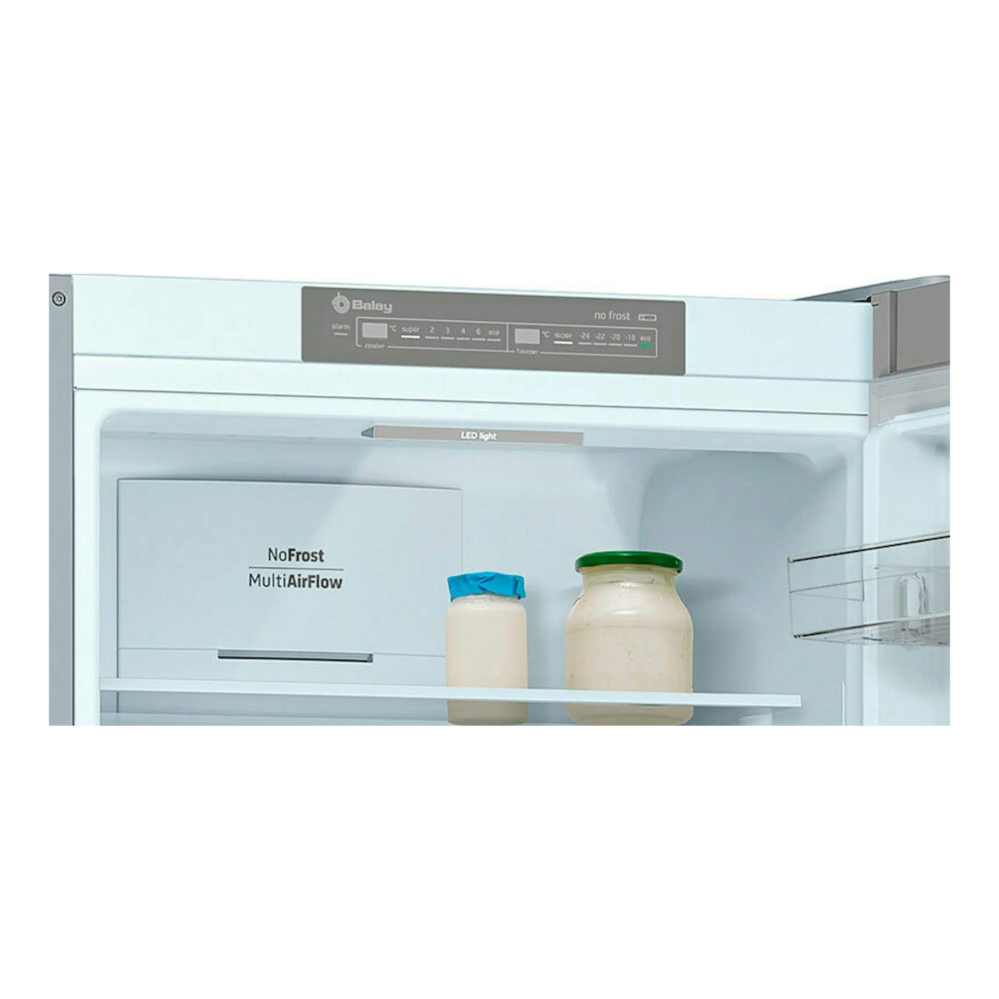 Interior de frigorífico combi Balay 3KFD565AI gris, con puerta abierta, panel LED y compartimentos blancos.