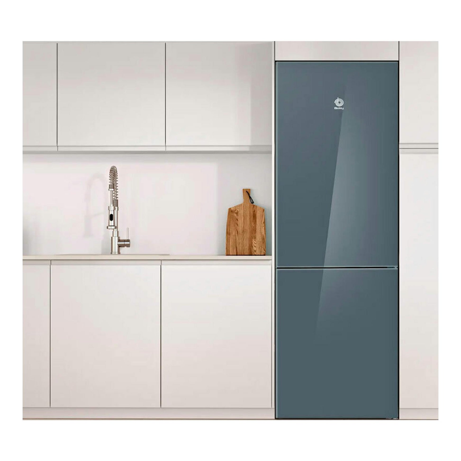 Frigorífico combi Balay 3KFD565AI gris azulado, vista frontal, integrado en cocina blanca.