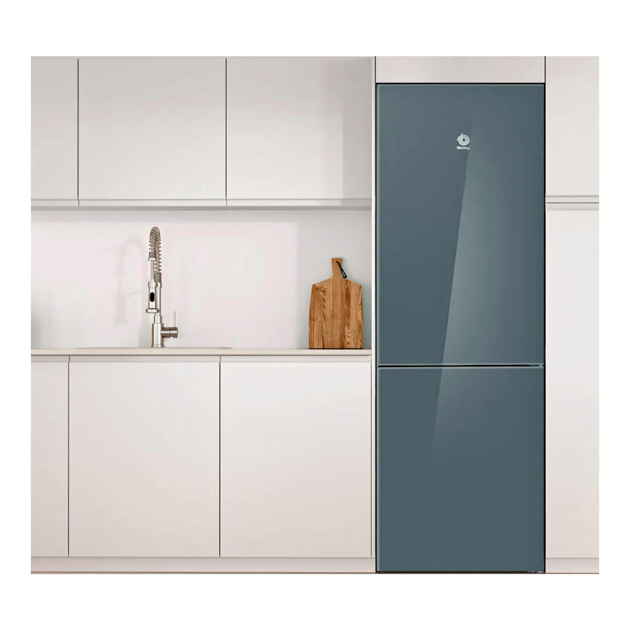 Frigorífico combi Balay 3KFD565AI gris azulado, vista frontal, integrado en cocina blanca.