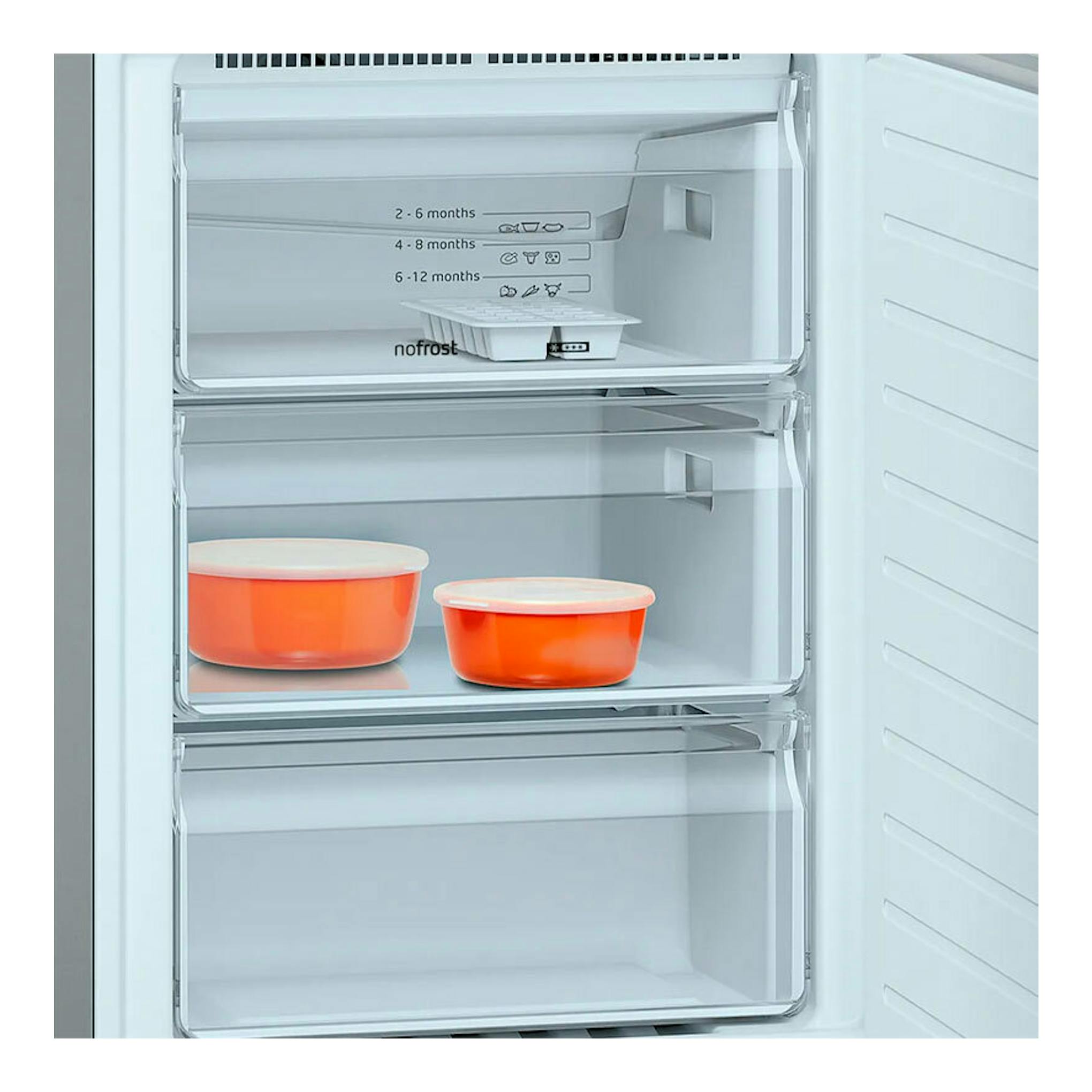Interior del congelador de un combi Balay 3KFD565BI blanco, con cajones transparentes y dos recipientes naranjas.