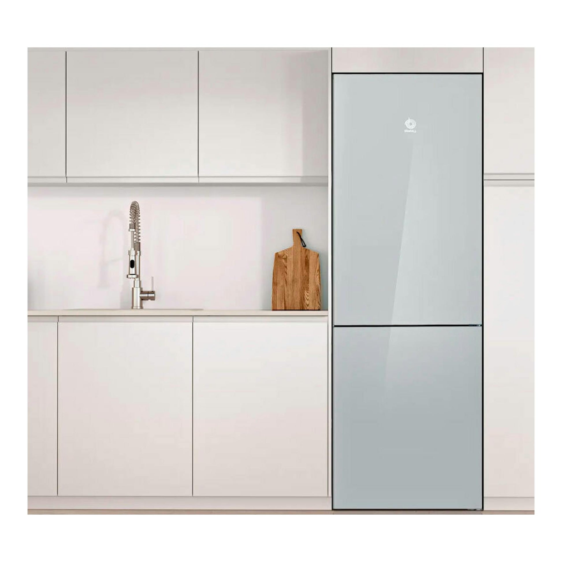 Frigorífico combi Balay 3KFD565BI blanco, visto de frente en una cocina minimalista.