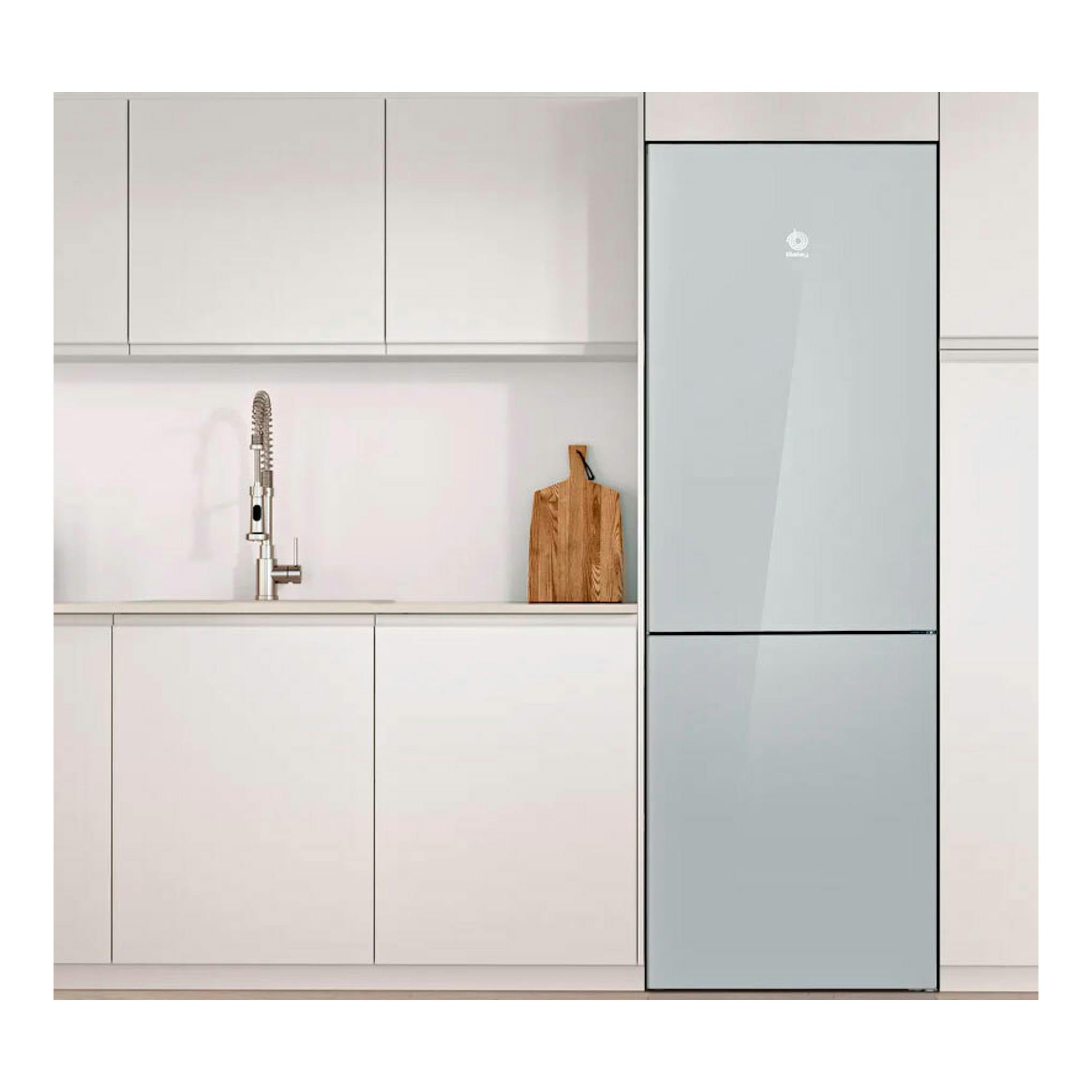 Frigorífico combi Balay 3KFD565BI blanco, visto de frente en una cocina minimalista.