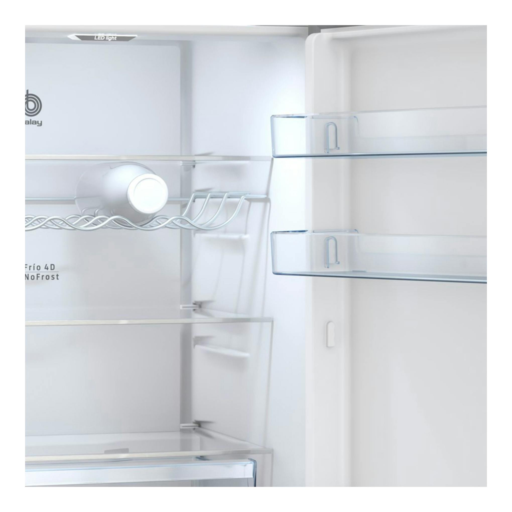 Interior de frigorífico Balay 3KFD655BI blanco, con estantes de cristal y balcones en la puerta.